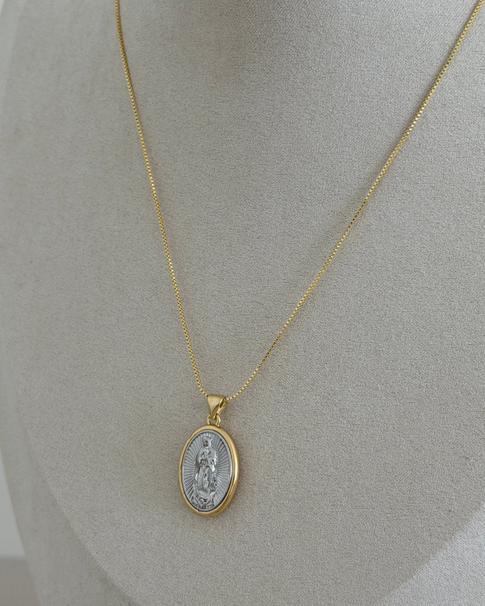 Virgin Oval Gold Plated Necklace - Necklace | LimaLimón Store - 3