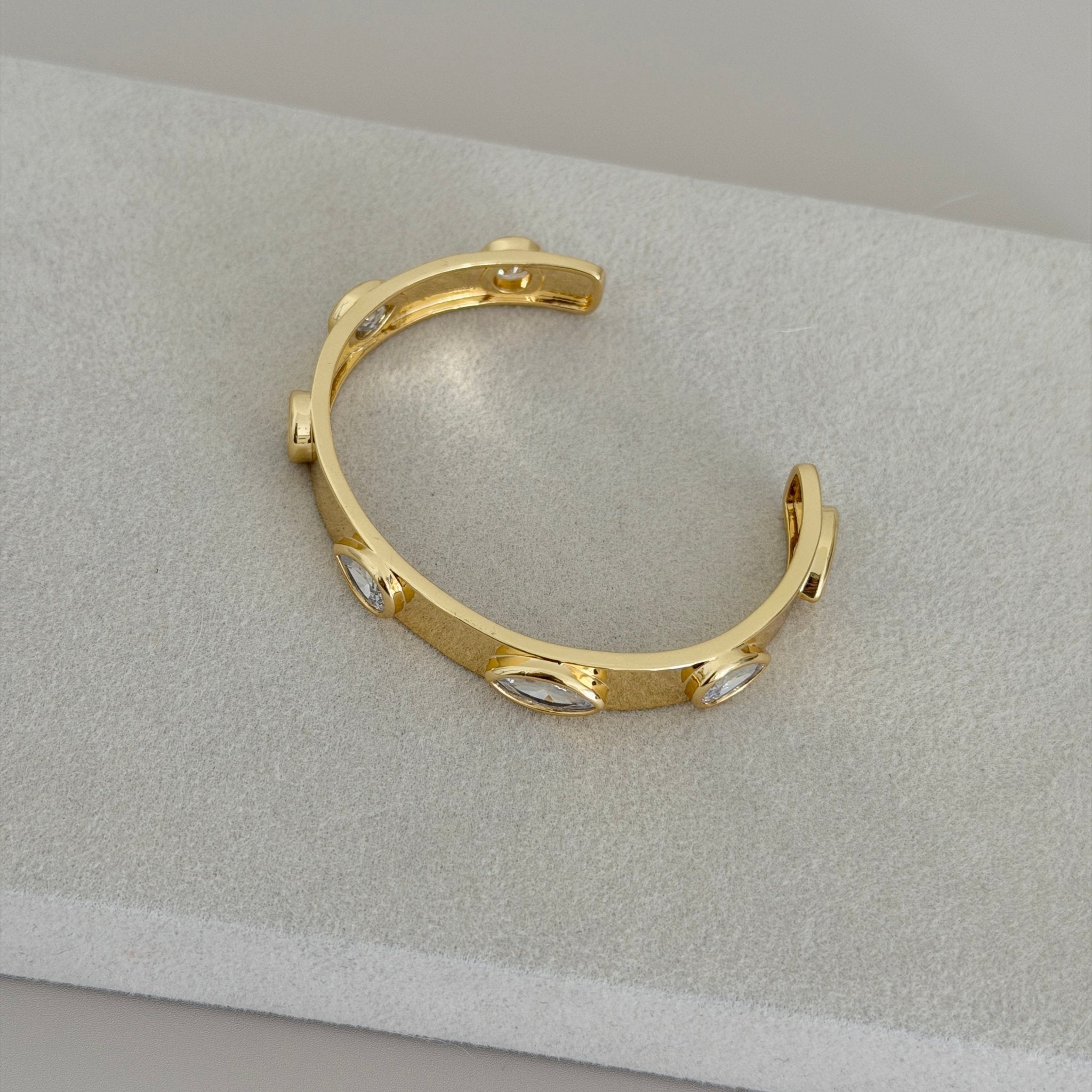 Aurora Crystal Cuff Bracelet - Bracelets | LimaLimón Store - 4