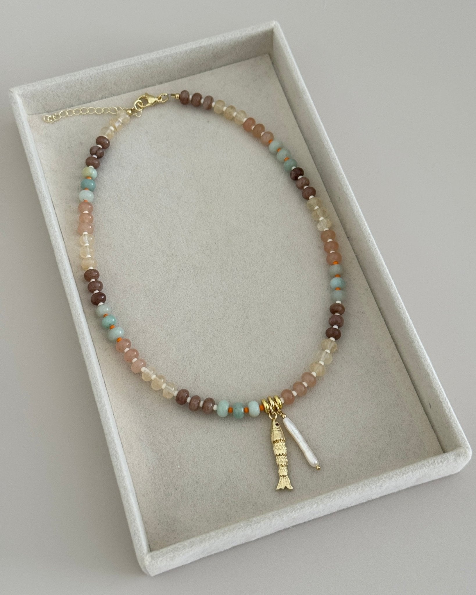 Beaded with Fish and Pearl Charms - Necklace | LimaLimón Store - 2