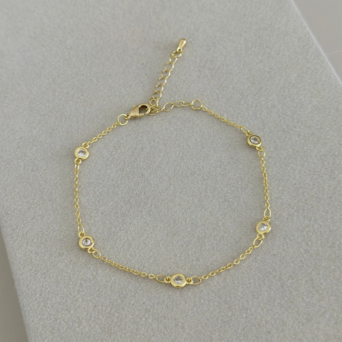 Bezel Crystal Bracelet - Bracelets | LimaLimón Store - 1