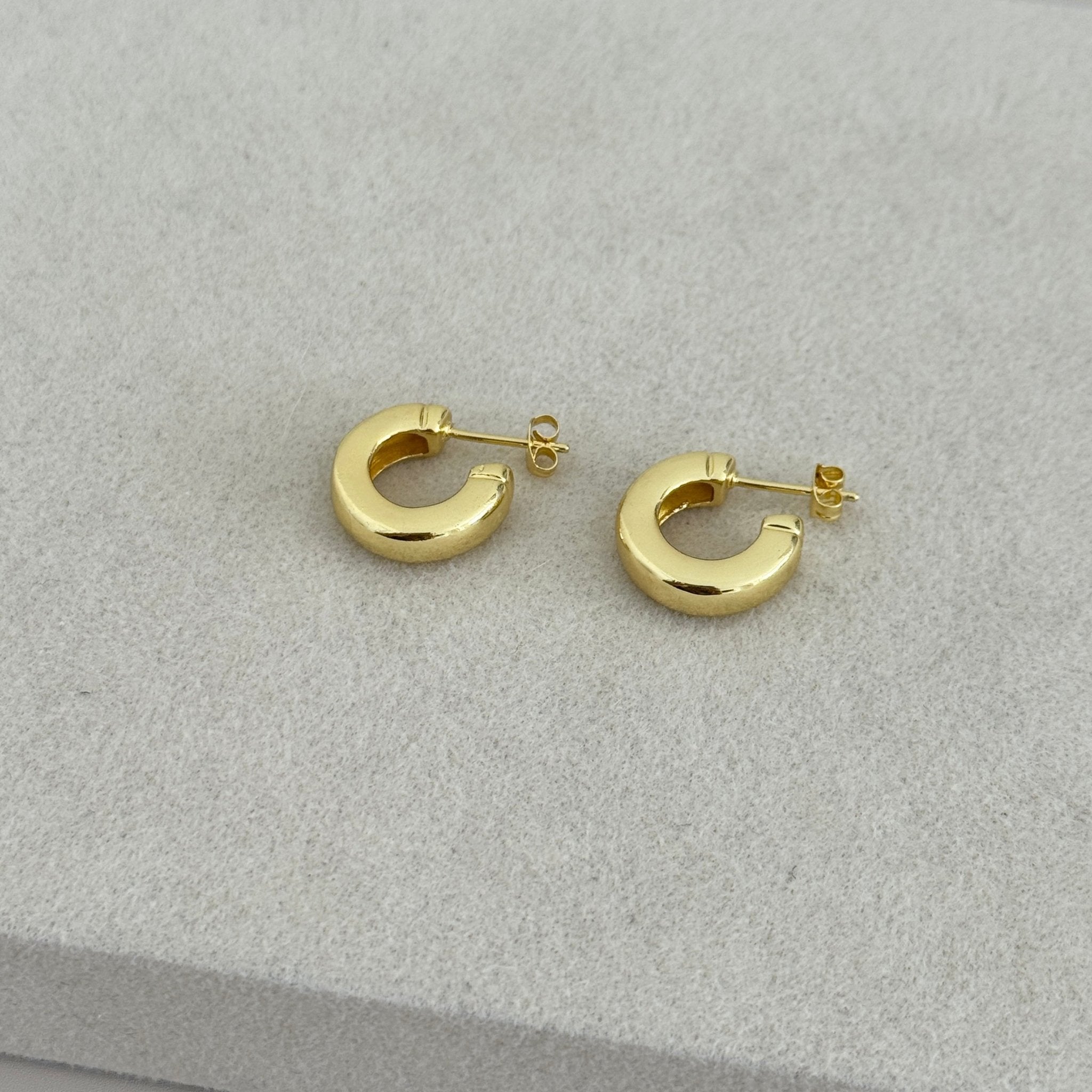 Bold Mini Gold Hoops - Earring | LimaLimón Store - 1
