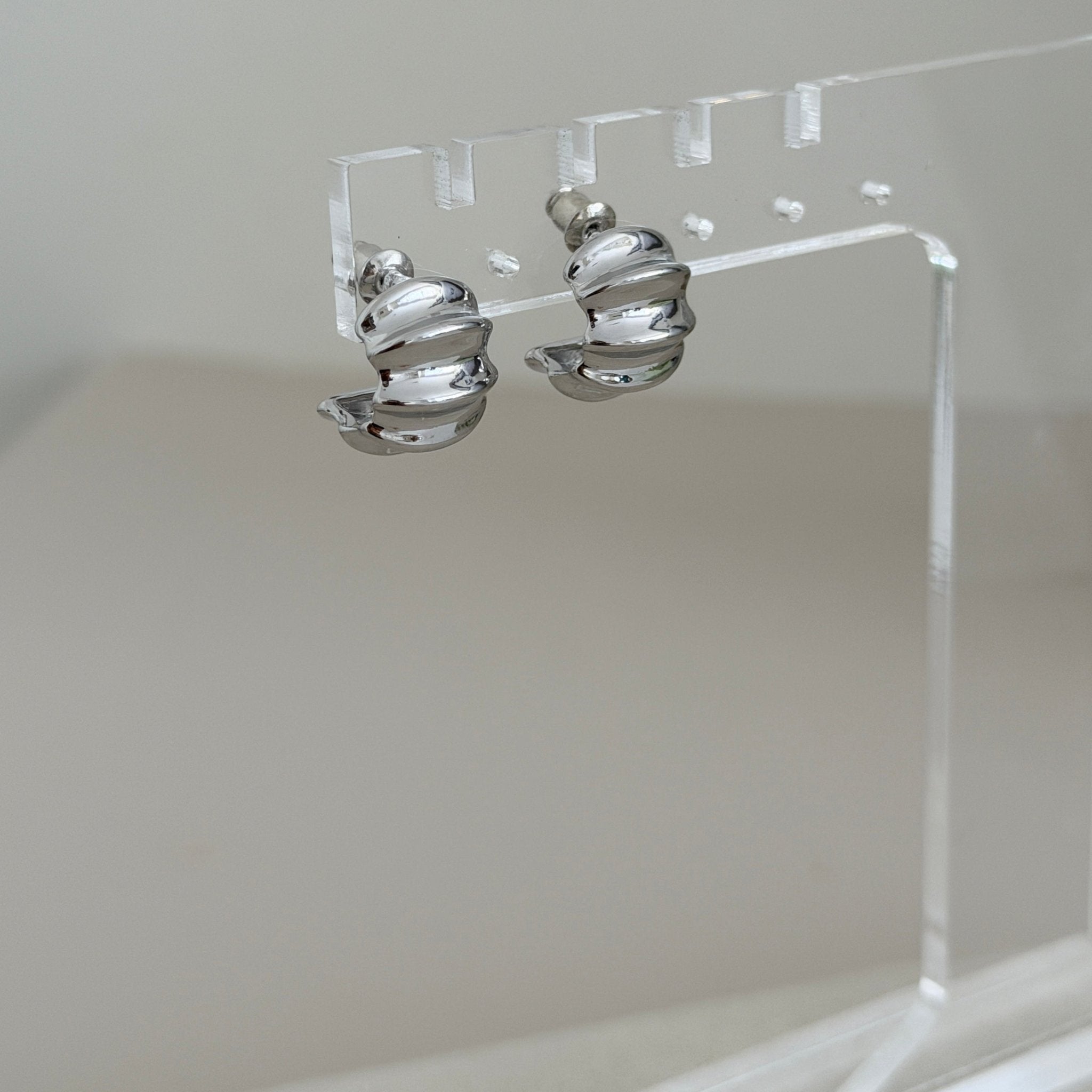 Chunky Ribbed Huggie Earrings - Earring | LimaLimón Store - 5