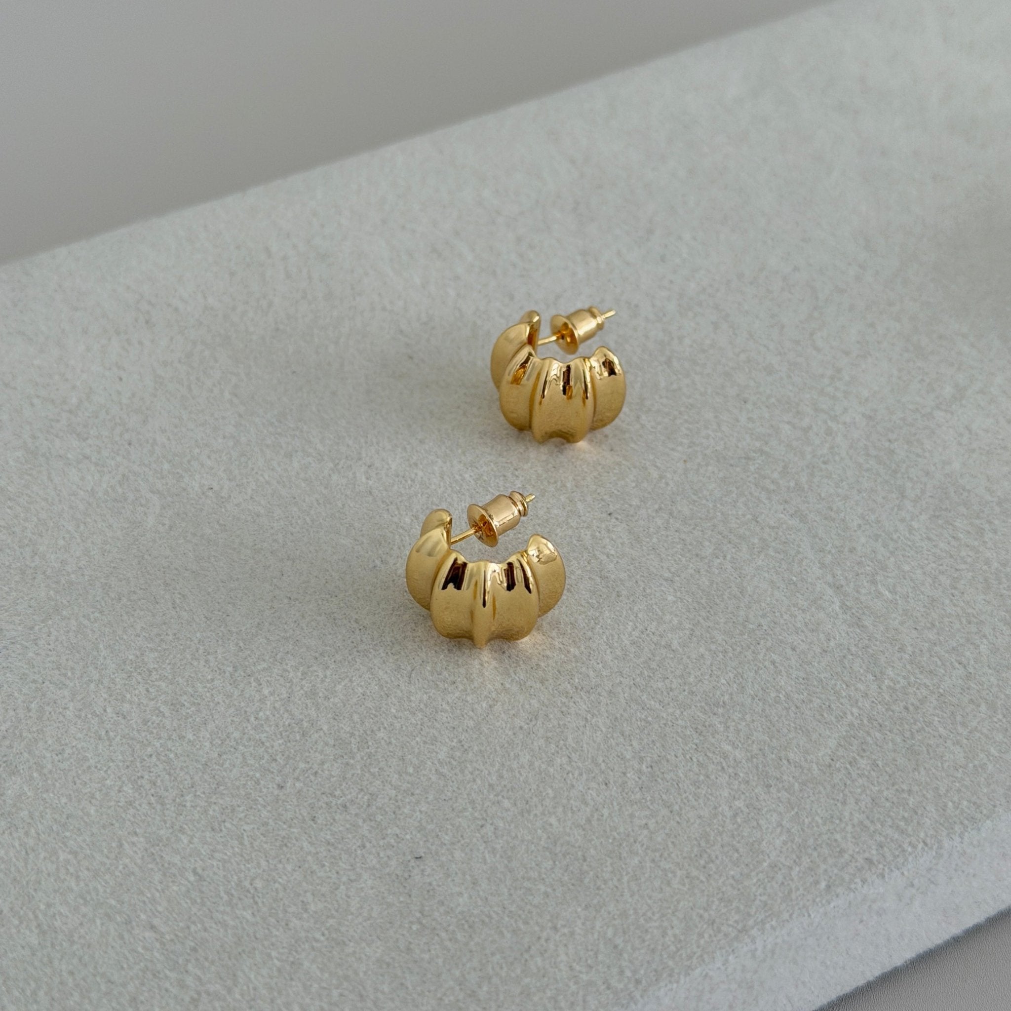 Chunky Ribbed Huggie Earrings - Earring | LimaLimón Store - 2