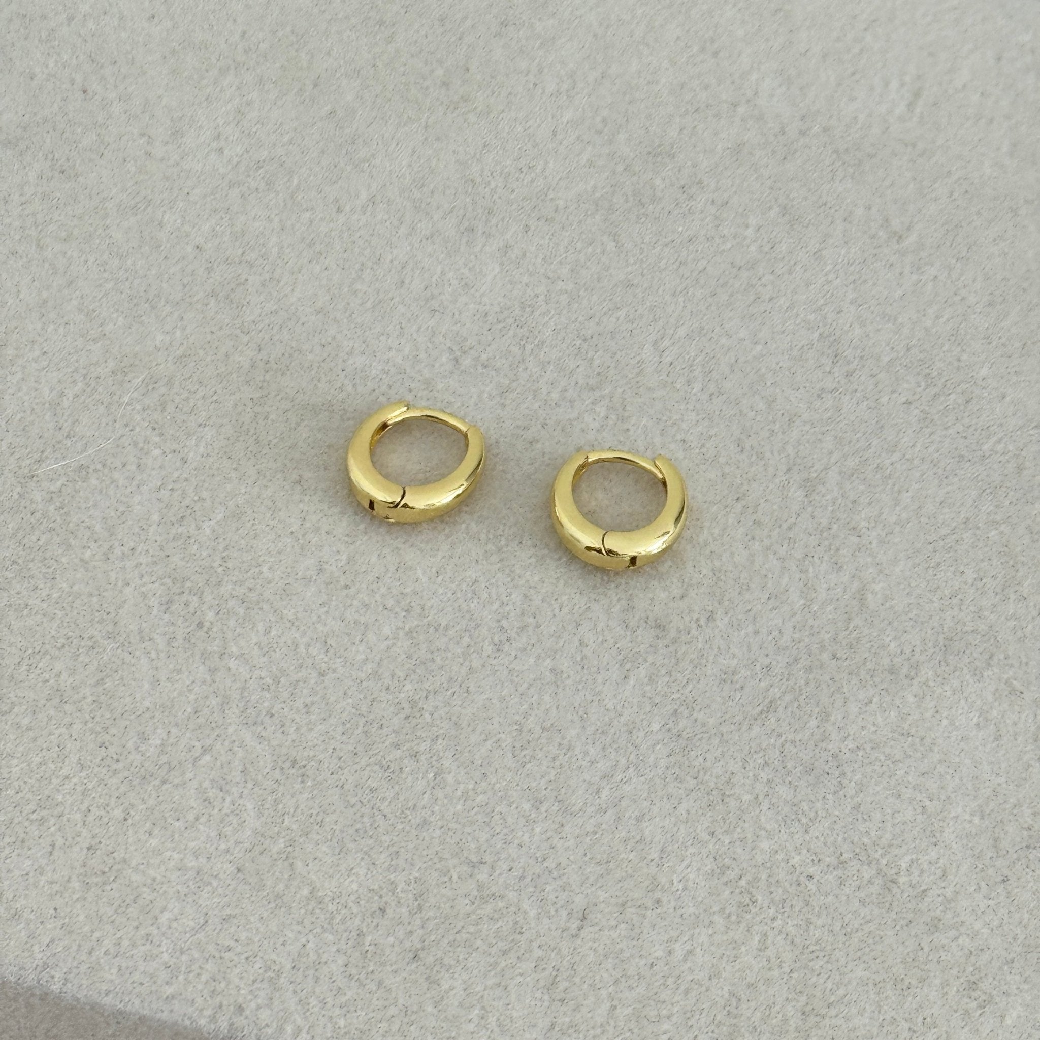 Classic Mini Gold Hoops - Earring | LimaLimón Store - 5