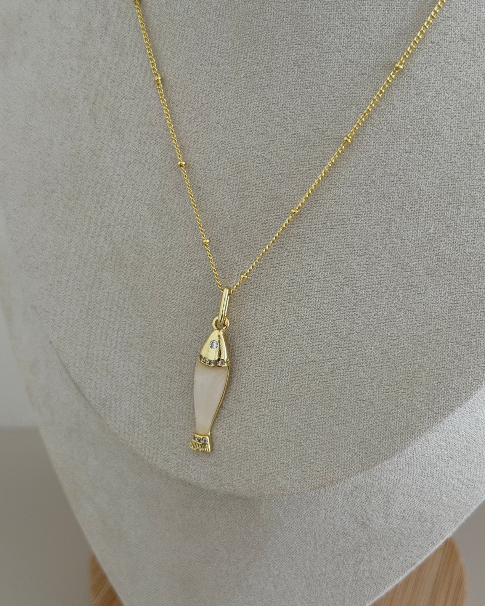Coastal Fish Pendant Necklace - Necklaces | LimaLimón Store - 4