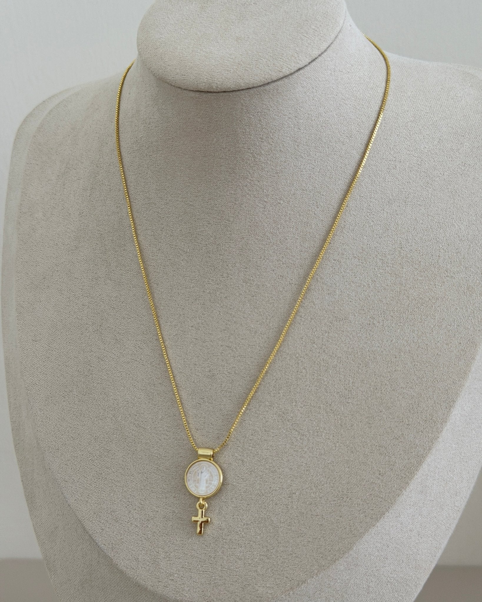 Cross Medallion Necklace - Necklace | LimaLimón Store - 4