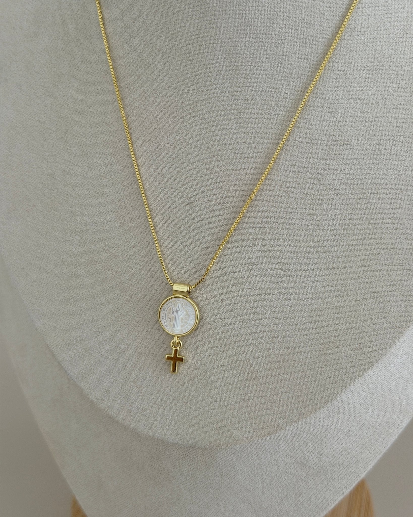 Cross Medallion Necklace - Necklace | LimaLimón Store - 5