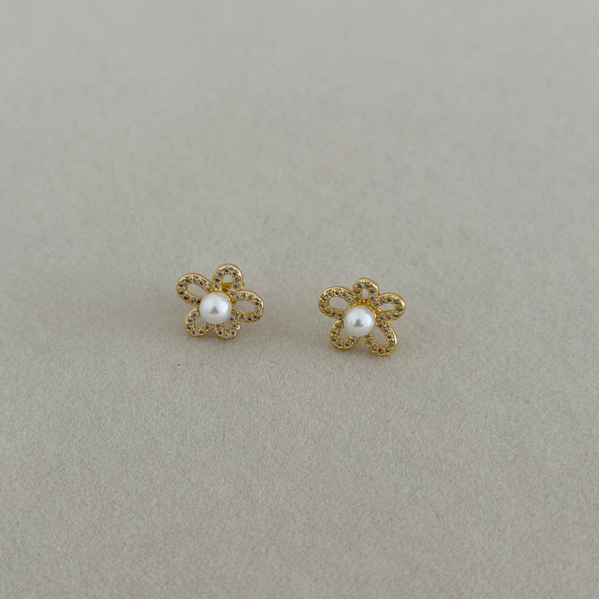Daisy Pearl Stud Earrings - Earring | LimaLimón Store - 1
