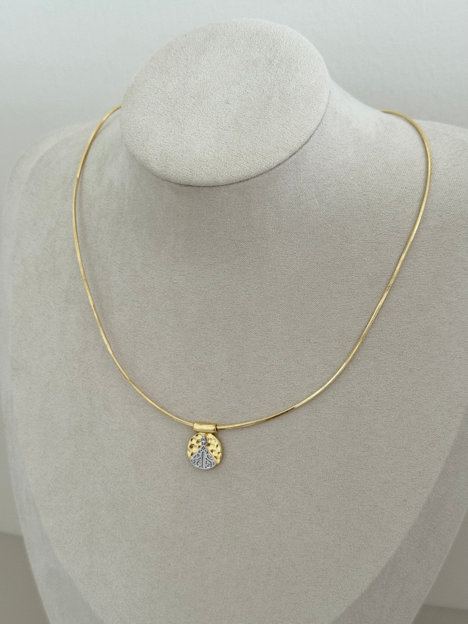 Del Valle Virgin Necklace - Necklace | LimaLimón Store - 6