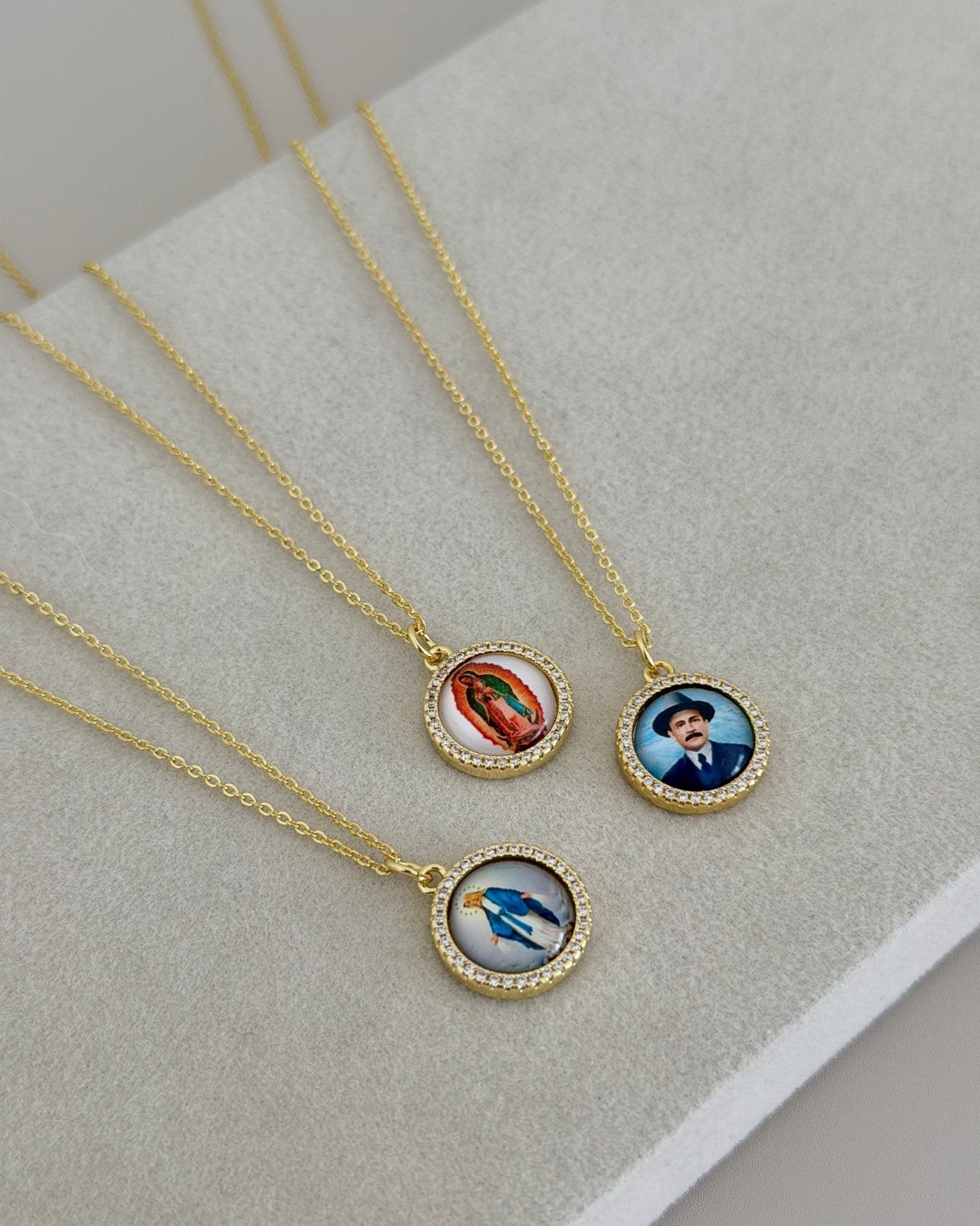 Faith Medallion Necklace - Necklace | LimaLimón Store - 4