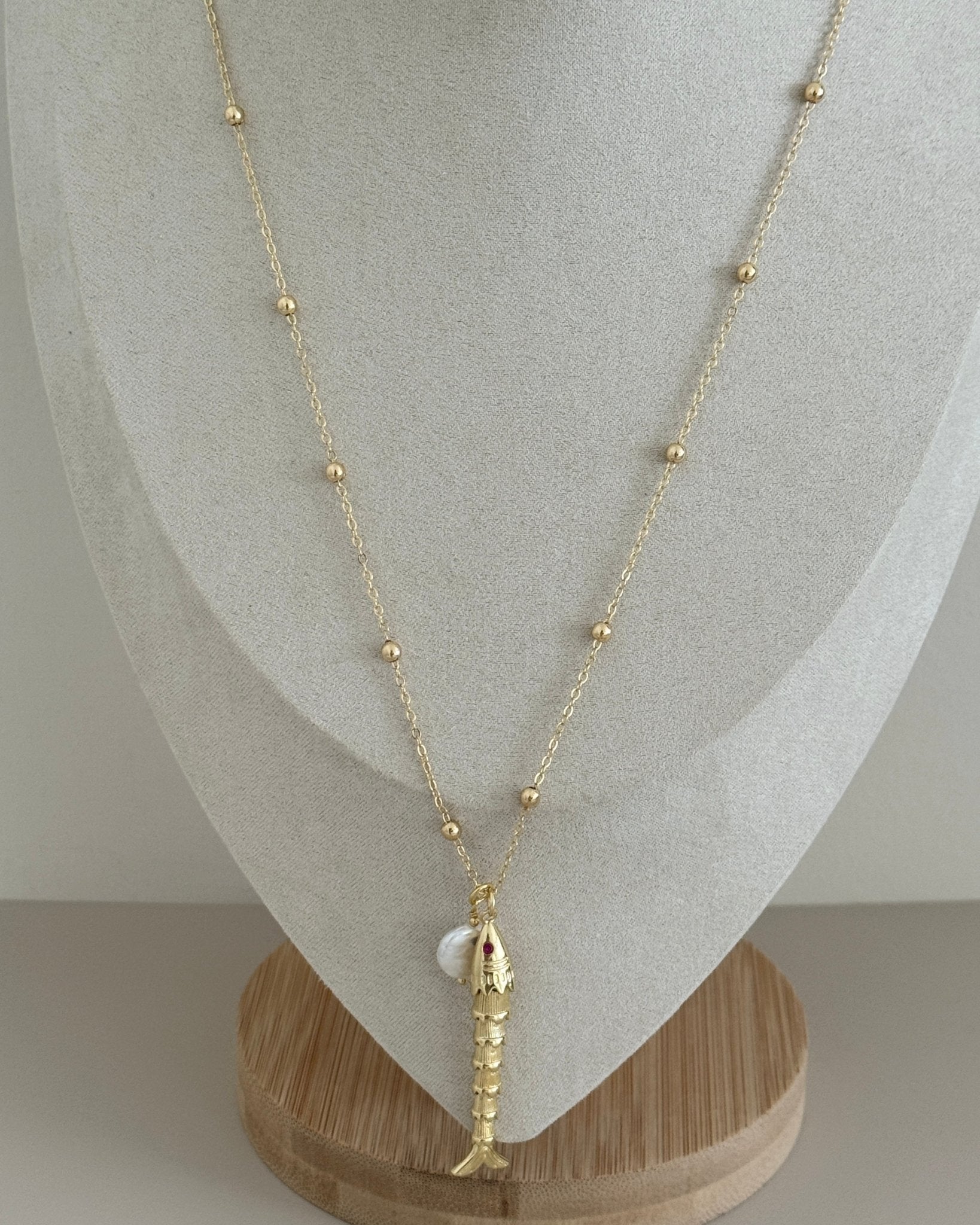 Gold Beaded Necklace with Articulated Fish Pendant - Necklace | LimaLimón Store - 2