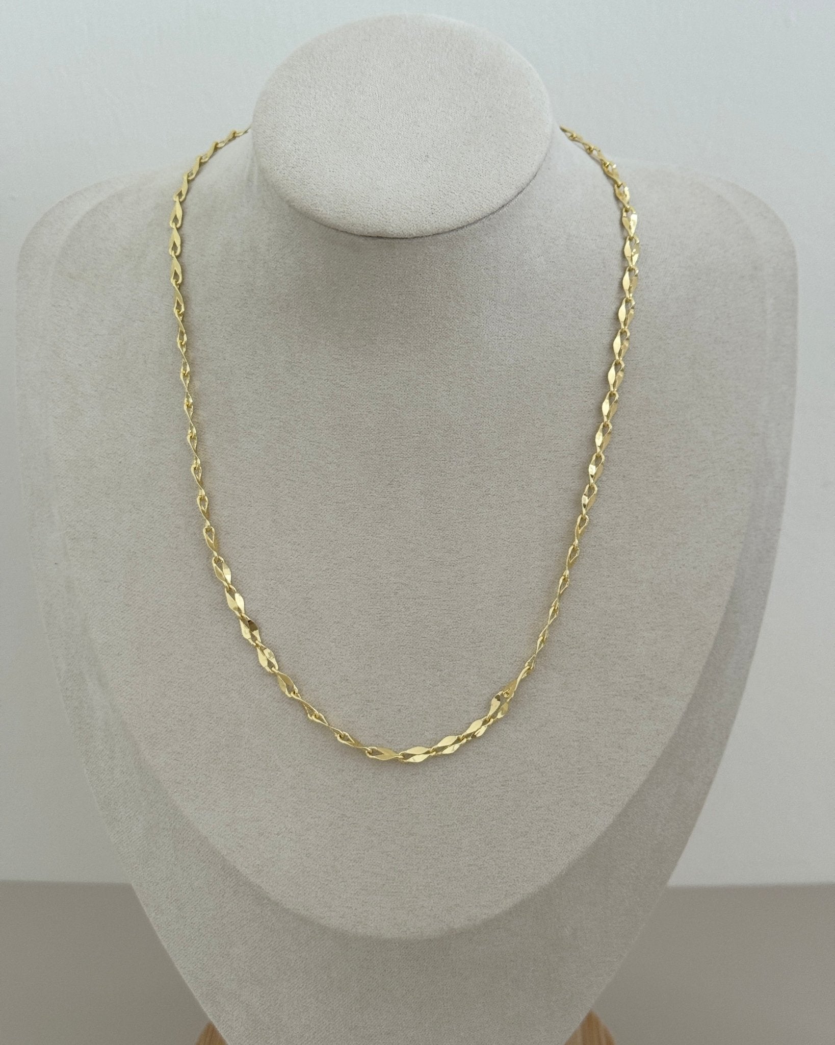 Gold - Plated Twisted Chain Necklace - Necklaces | LimaLimón Store - 3