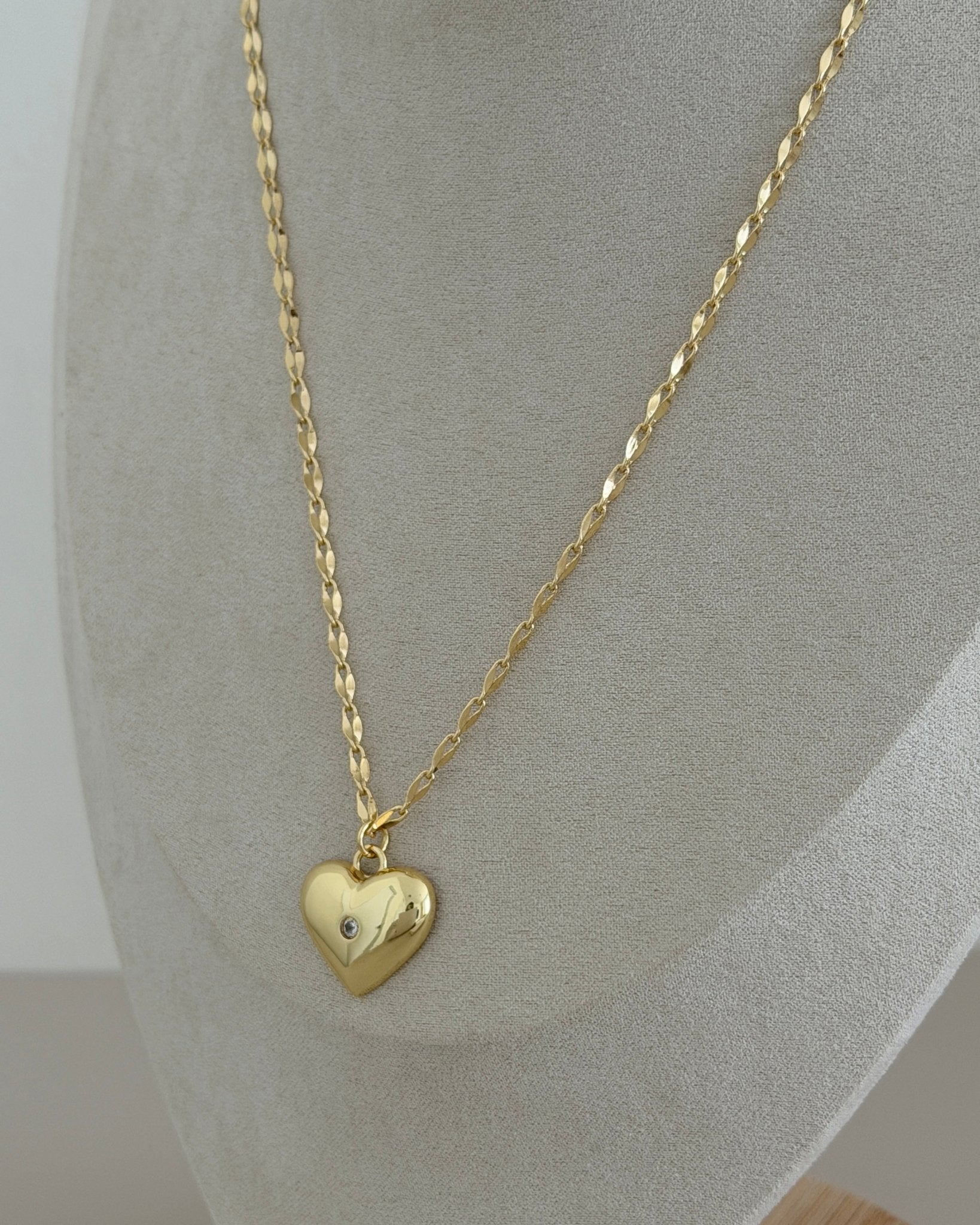 Golden Engraved Heart Necklace - Necklaces | LimaLimón Store - 2