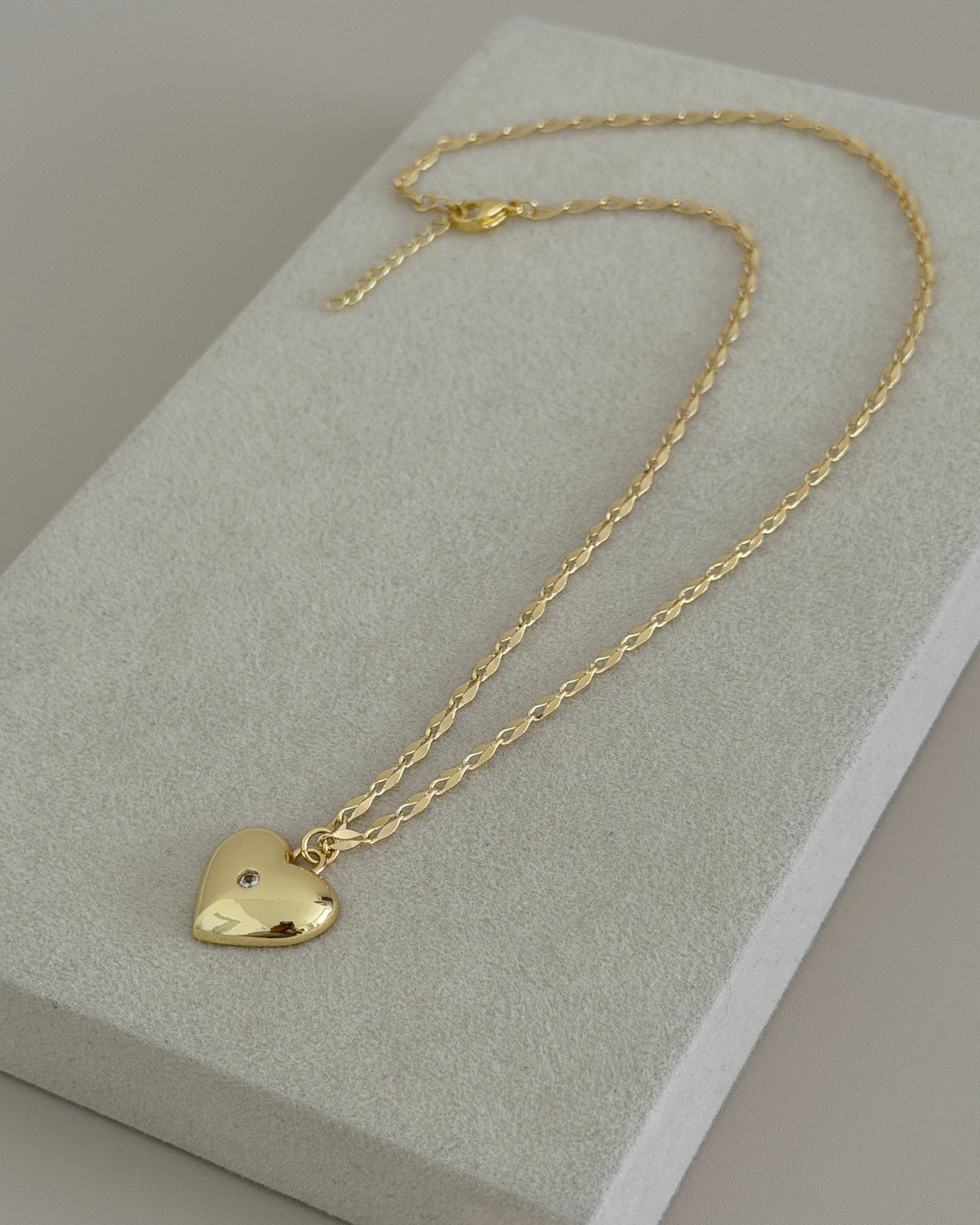 Golden Engraved Heart Necklace - Necklaces | LimaLimón Store - 4