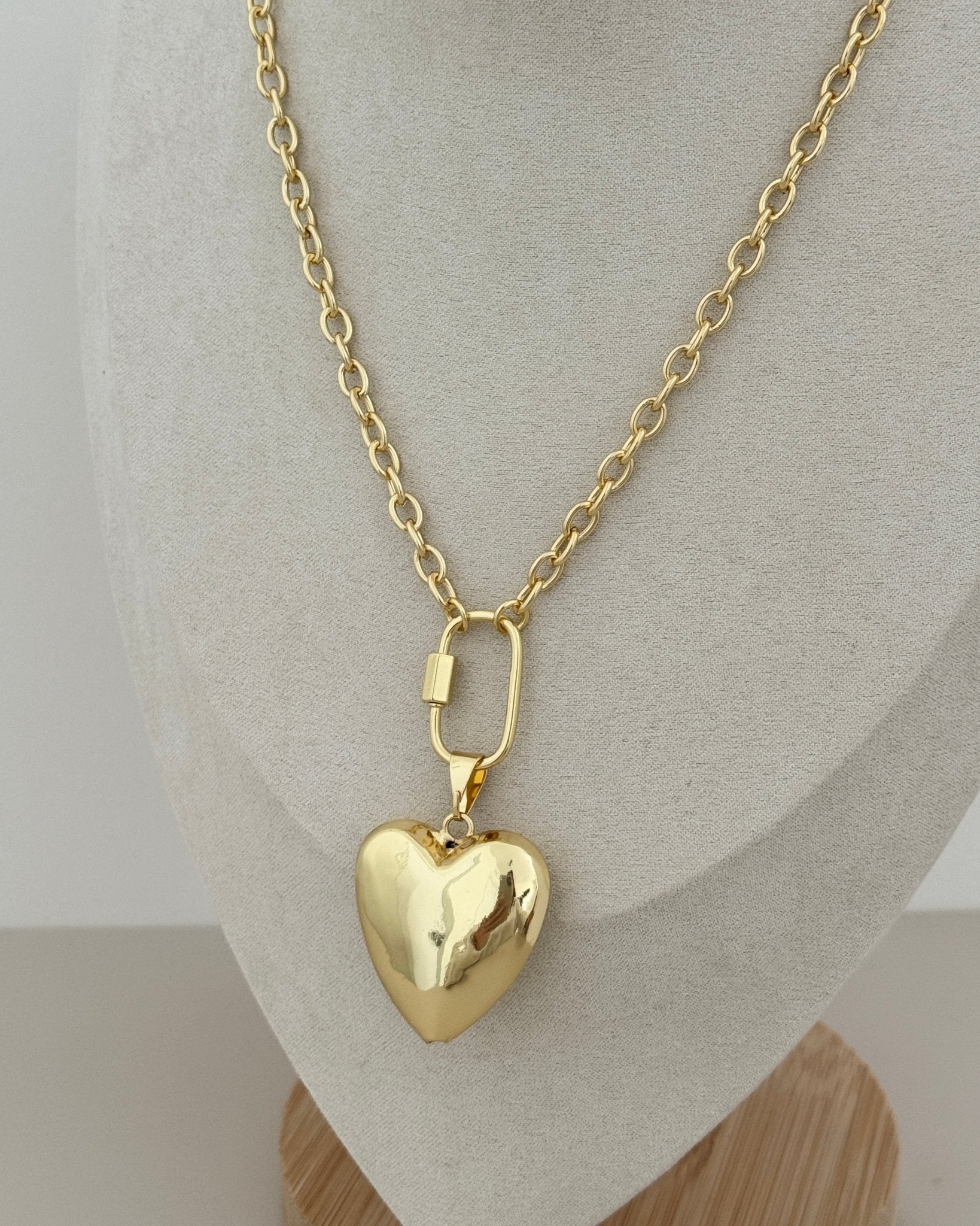 Golden Heart Pendant Necklace - Necklaces | LimaLimón Store - 4