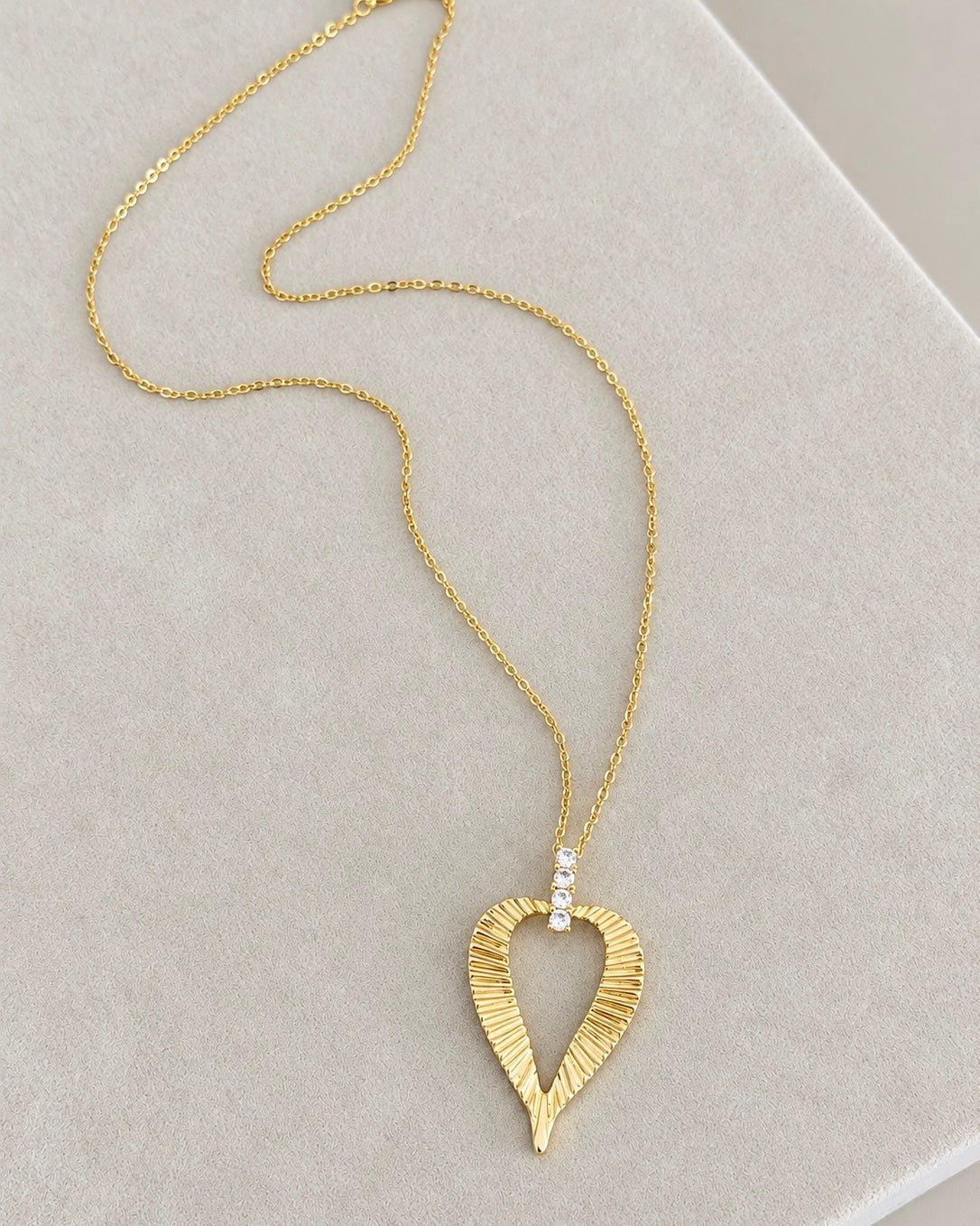 Golden Open Heart Pendant Necklace - Necklaces | LimaLimón Store - 2