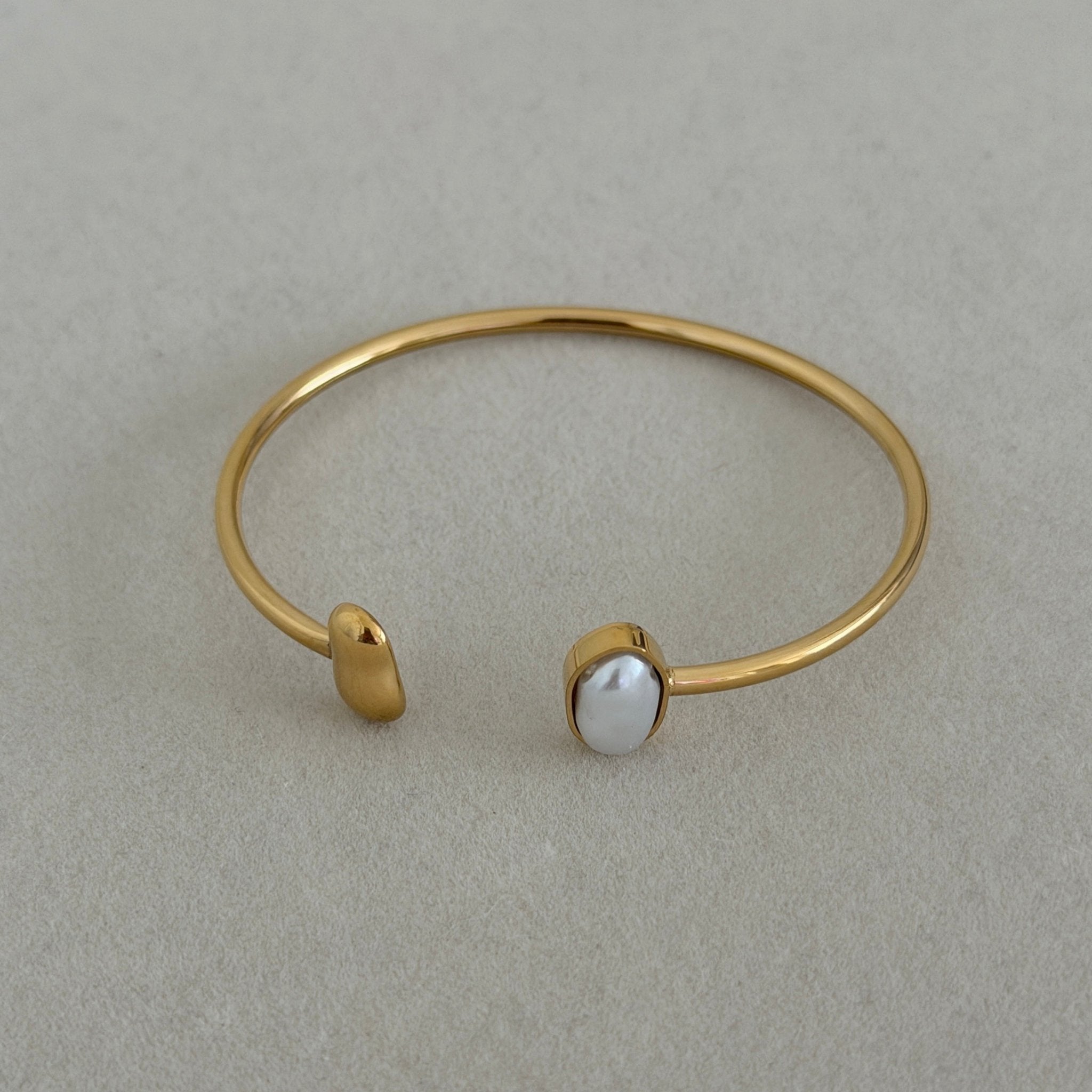 Golden Pearl Open Bangle - Bracelet | LimaLimón Store - 1
