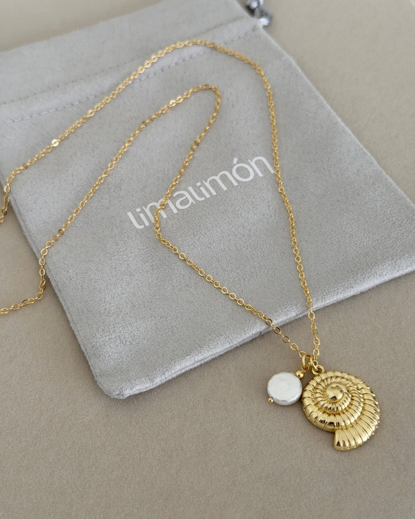 Golden Shell Charm Necklace - Necklaces | LimaLimón Store - 2