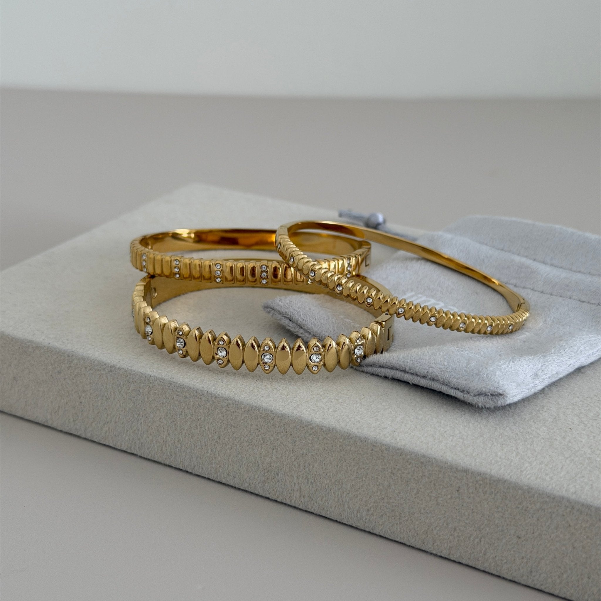 Golden Textured Bangle - Bracelet | LimaLimón Store - 5