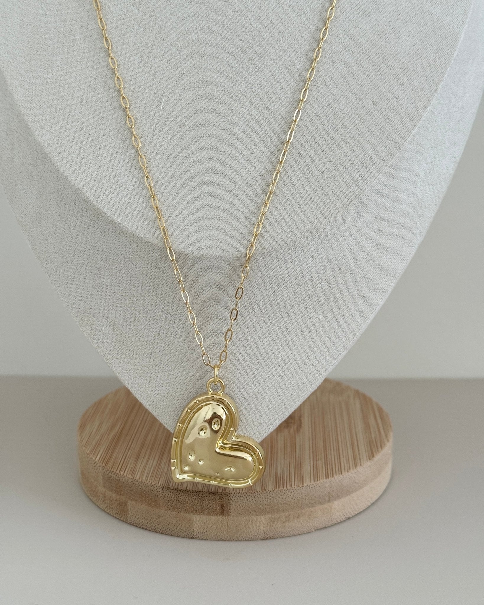 Golden Textured Heart Necklace - Necklaces | LimaLimón Store - 3