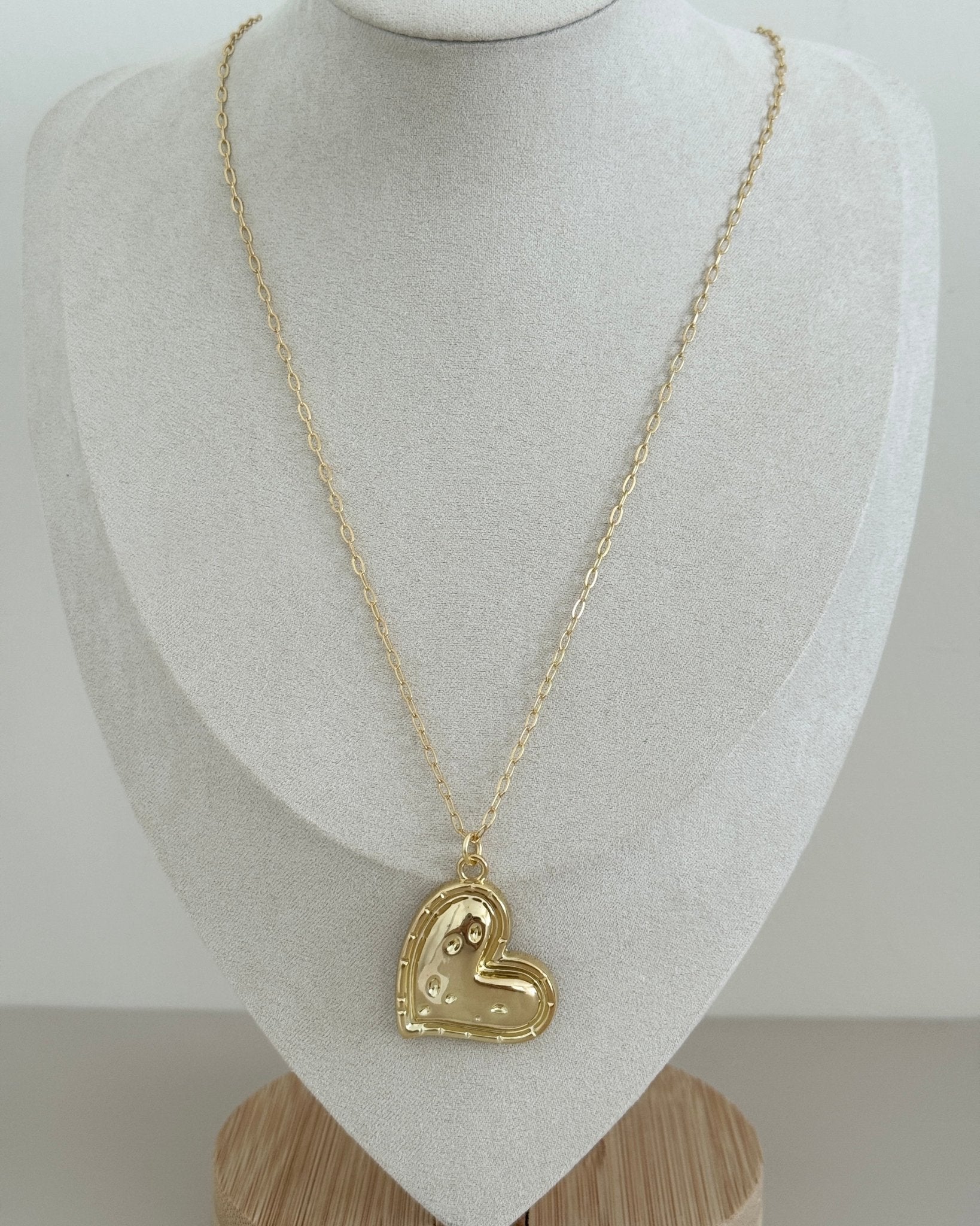 Golden Textured Heart Necklace - Necklaces | LimaLimón Store - 2
