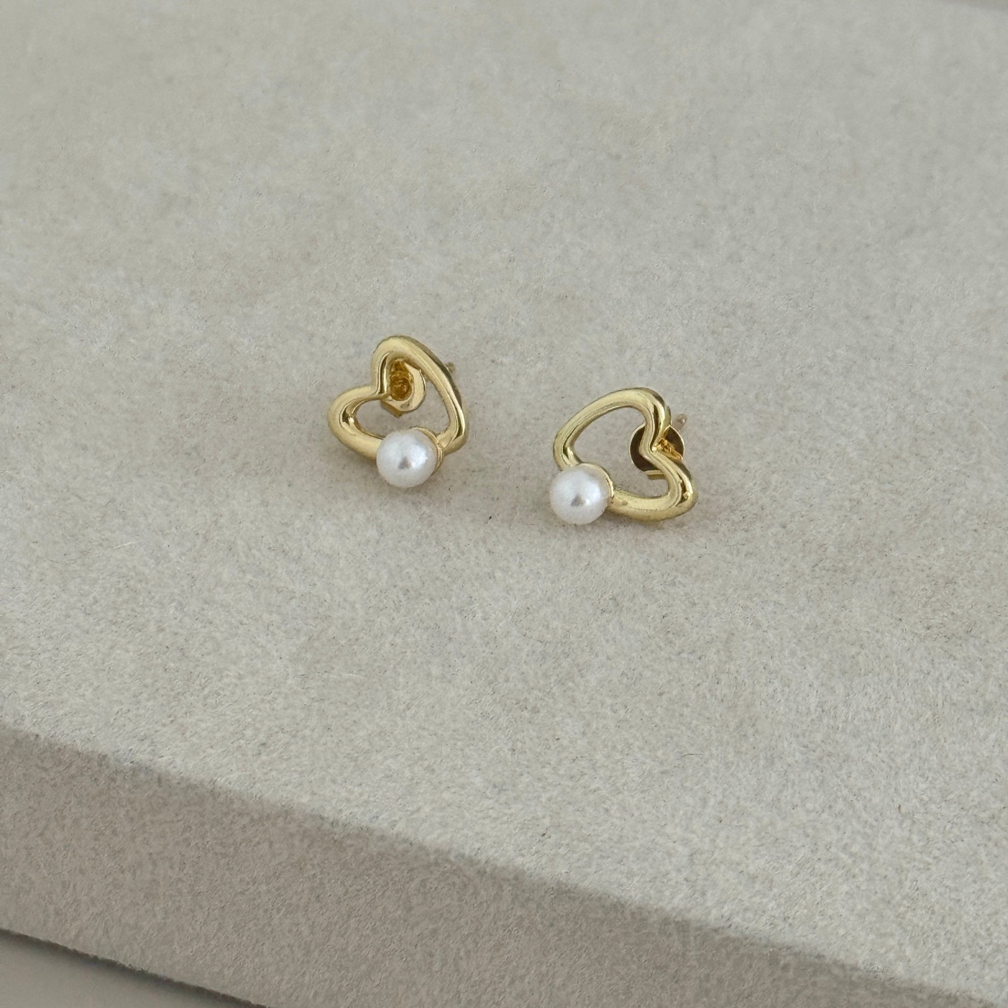Heart Pearl Stud Earrings - Earring | LimaLimón Store - 4
