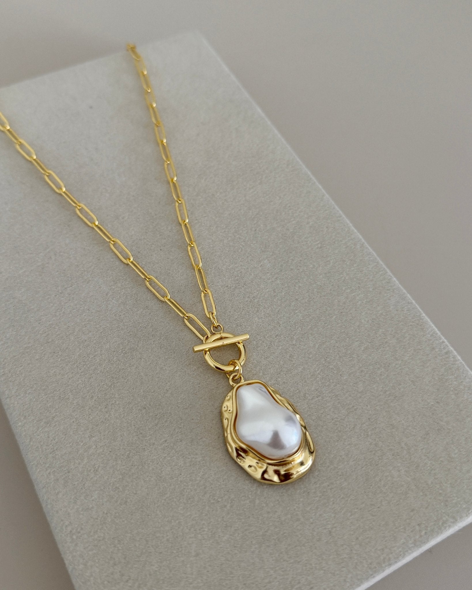 Isla Pearl Toggle Necklace - Necklace | LimaLimón Store - 1