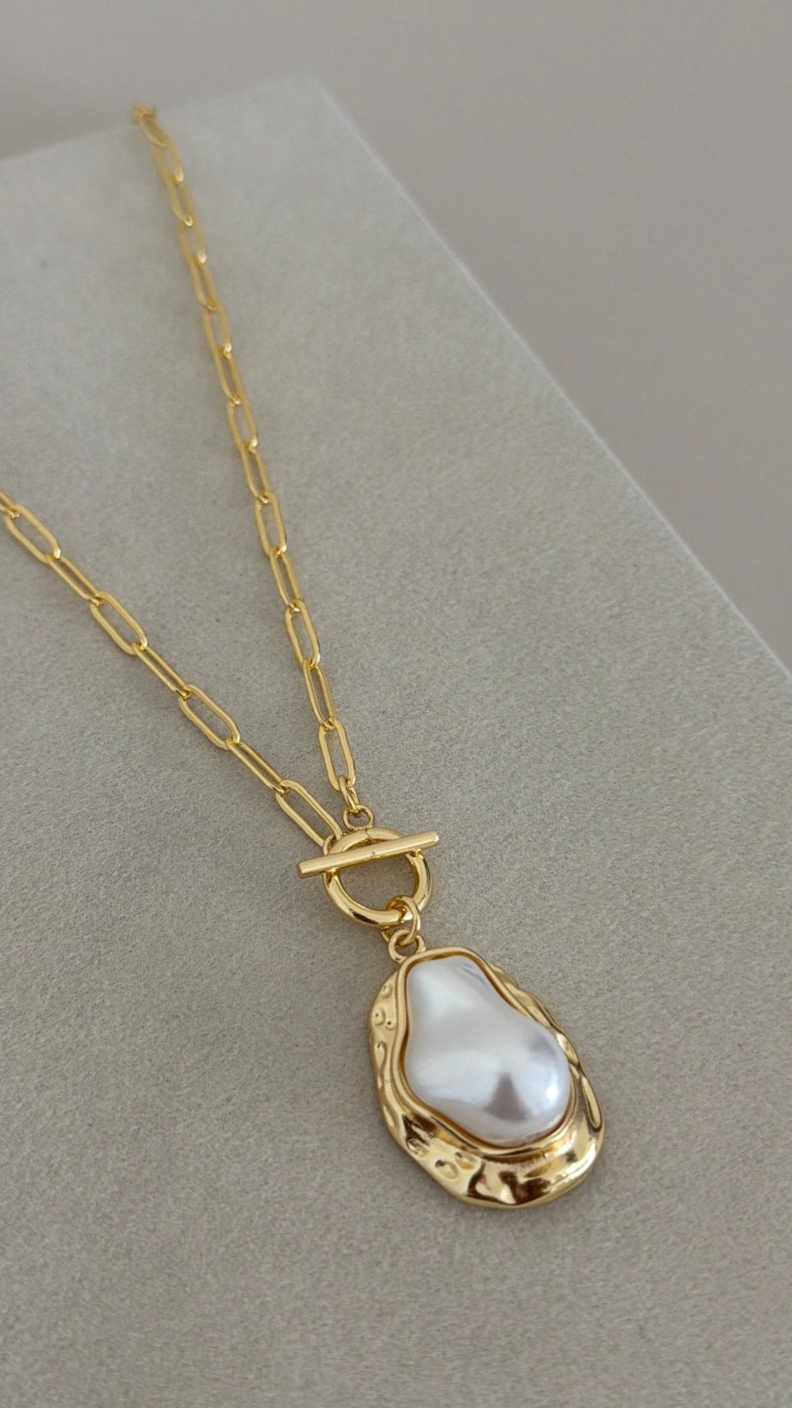 Isla Pearl Toggle Necklace - Necklace | LimaLimón Store - 5