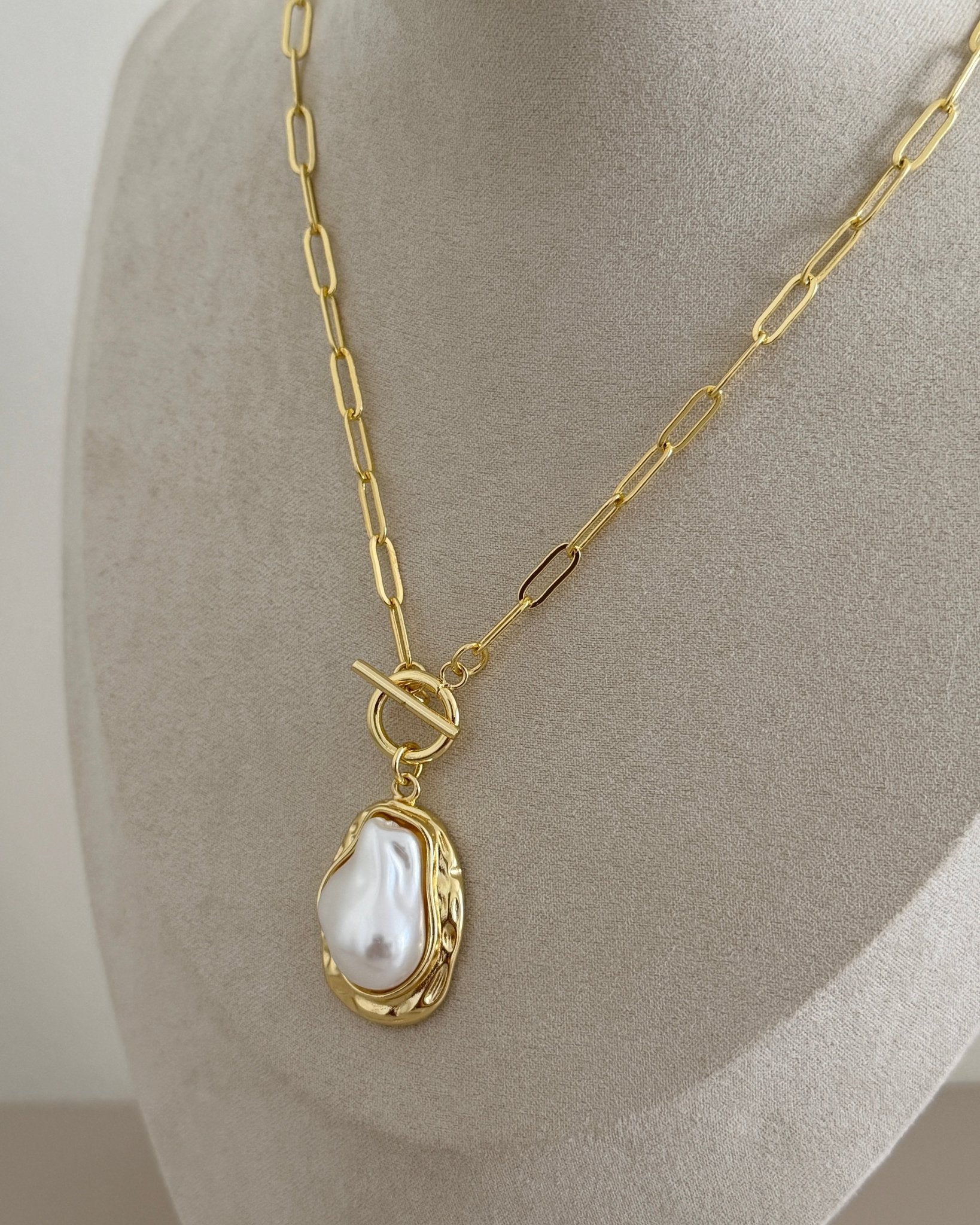 Isla Pearl Toggle Necklace - Necklace | LimaLimón Store - 3