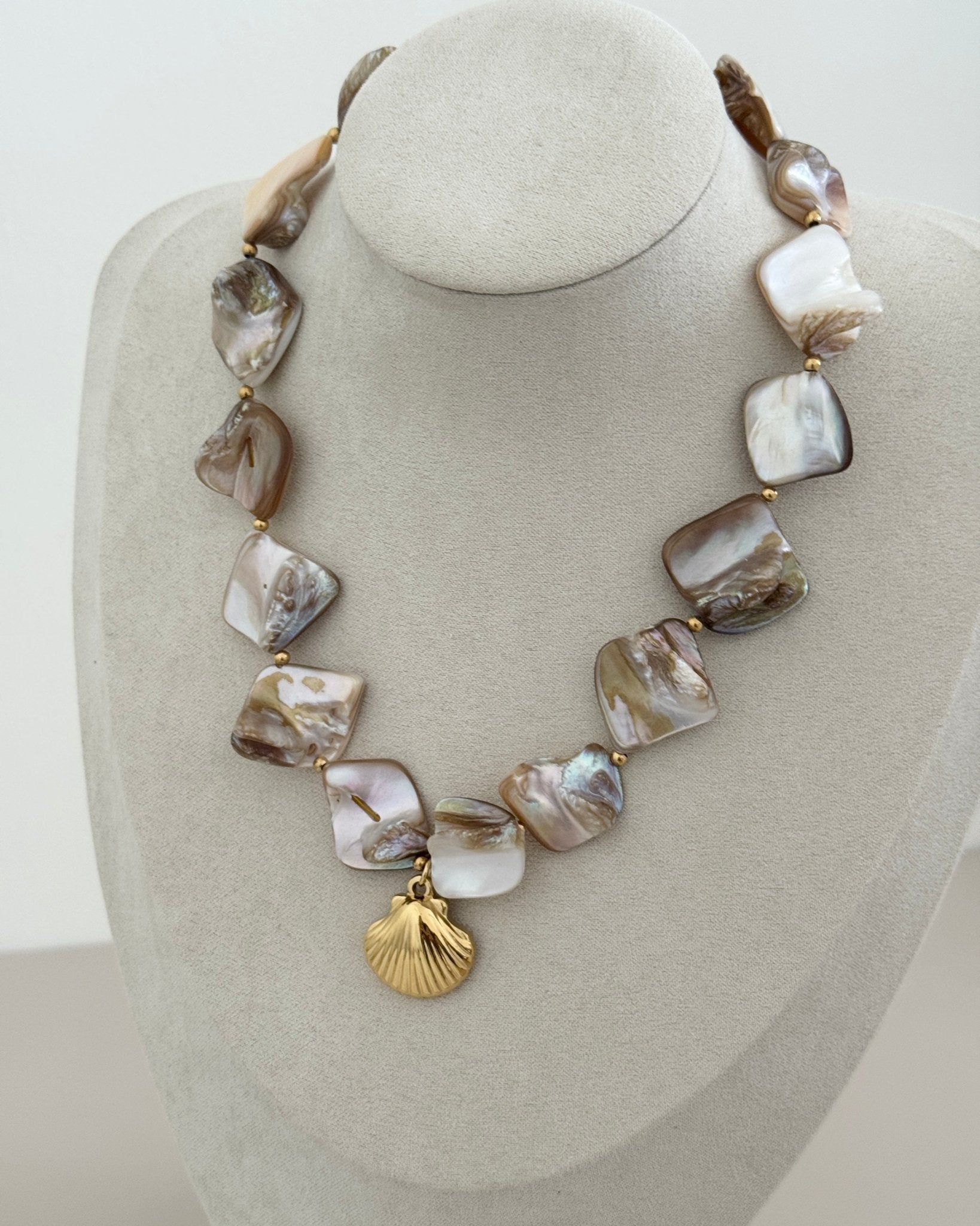 Isla Shell Necklace - Necklaces | LimaLimón Store - 2