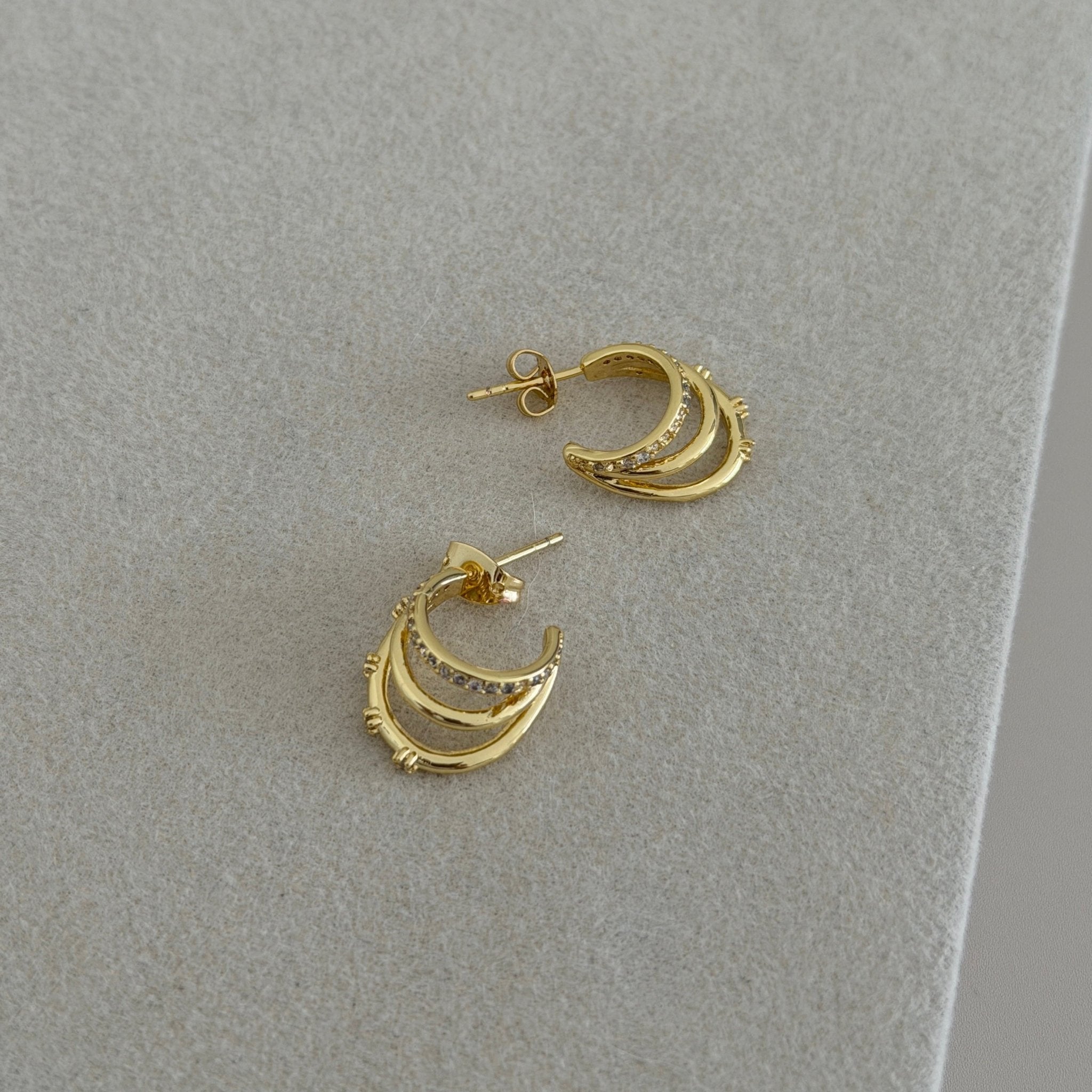 Layered Shine Huggie Earrings - Earring | LimaLimón Store - 1