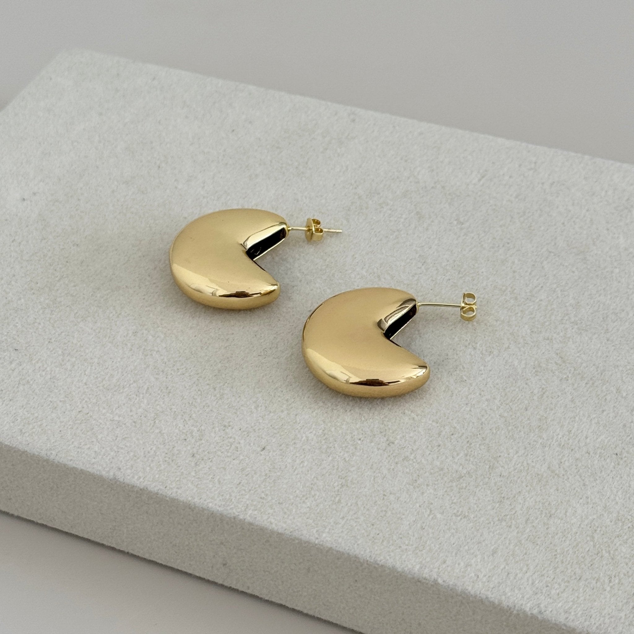 Luna Curve Gold Hoops - Earring | LimaLimón Store - 1