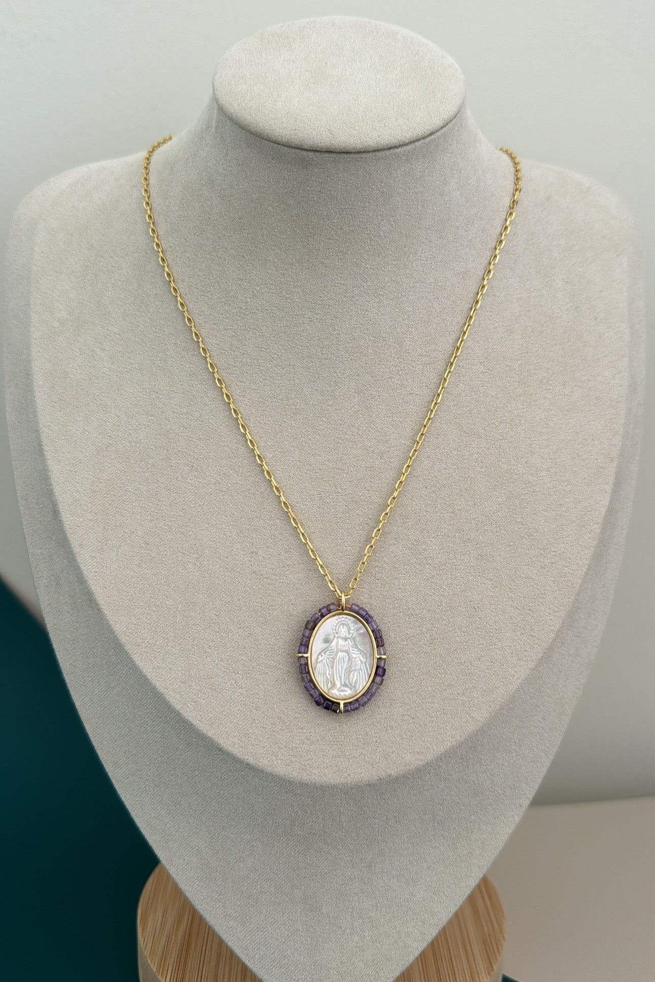 Miracle Nacre Virgin Necklace - Necklace | LimaLimón Store - 2