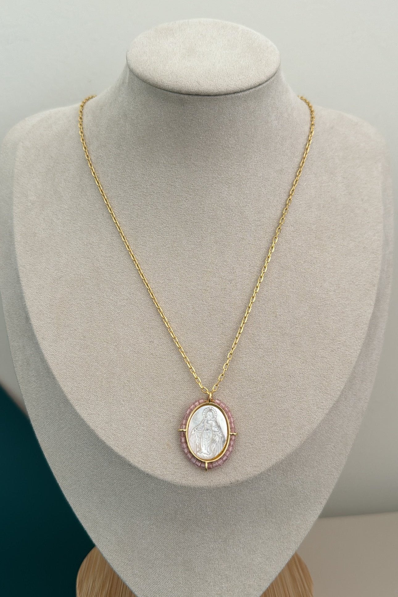 Miracle Nacre Virgin Necklace - Necklace | LimaLimón Store - 1