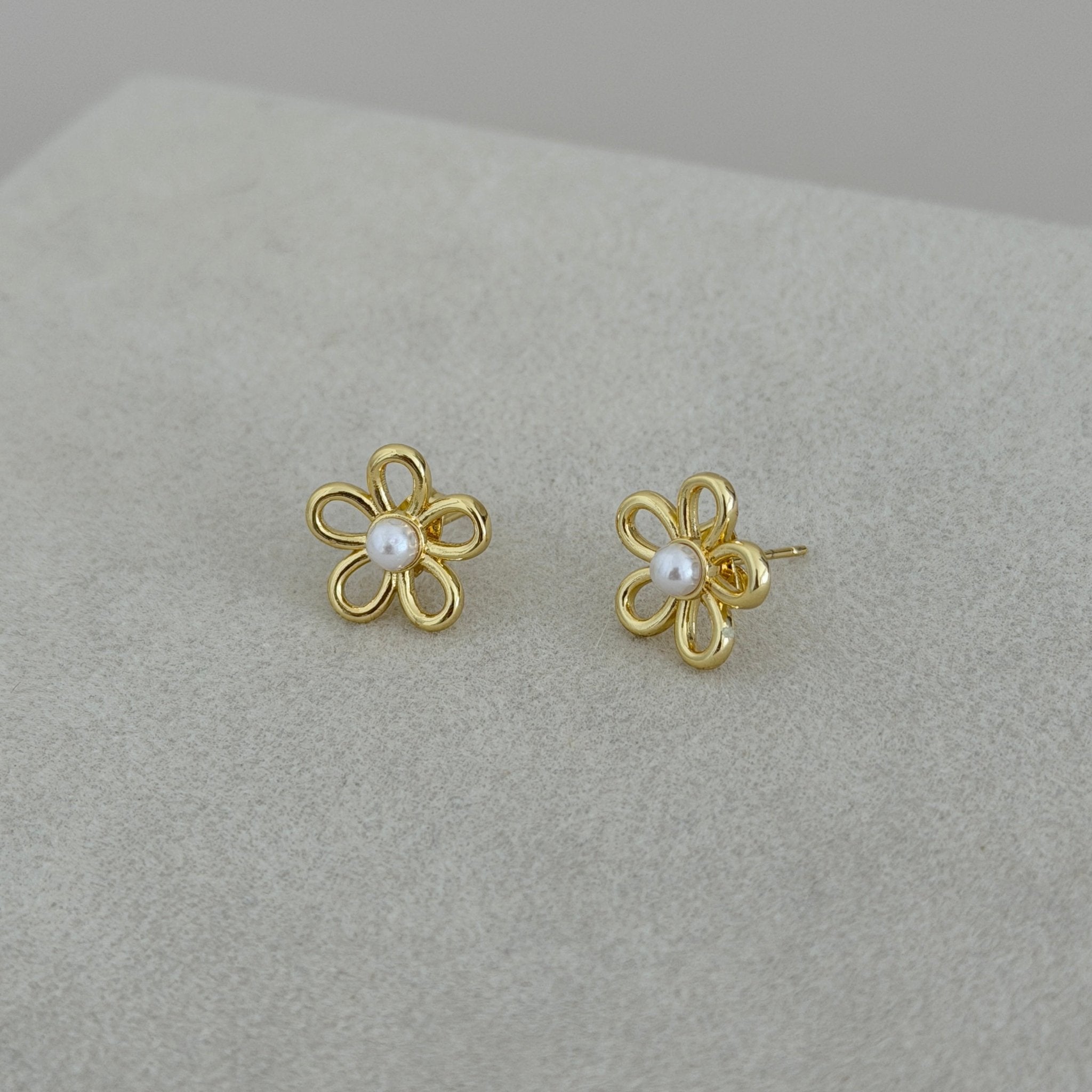 Pearl Flower Stud Earrings - Earring | LimaLimón Store - 2