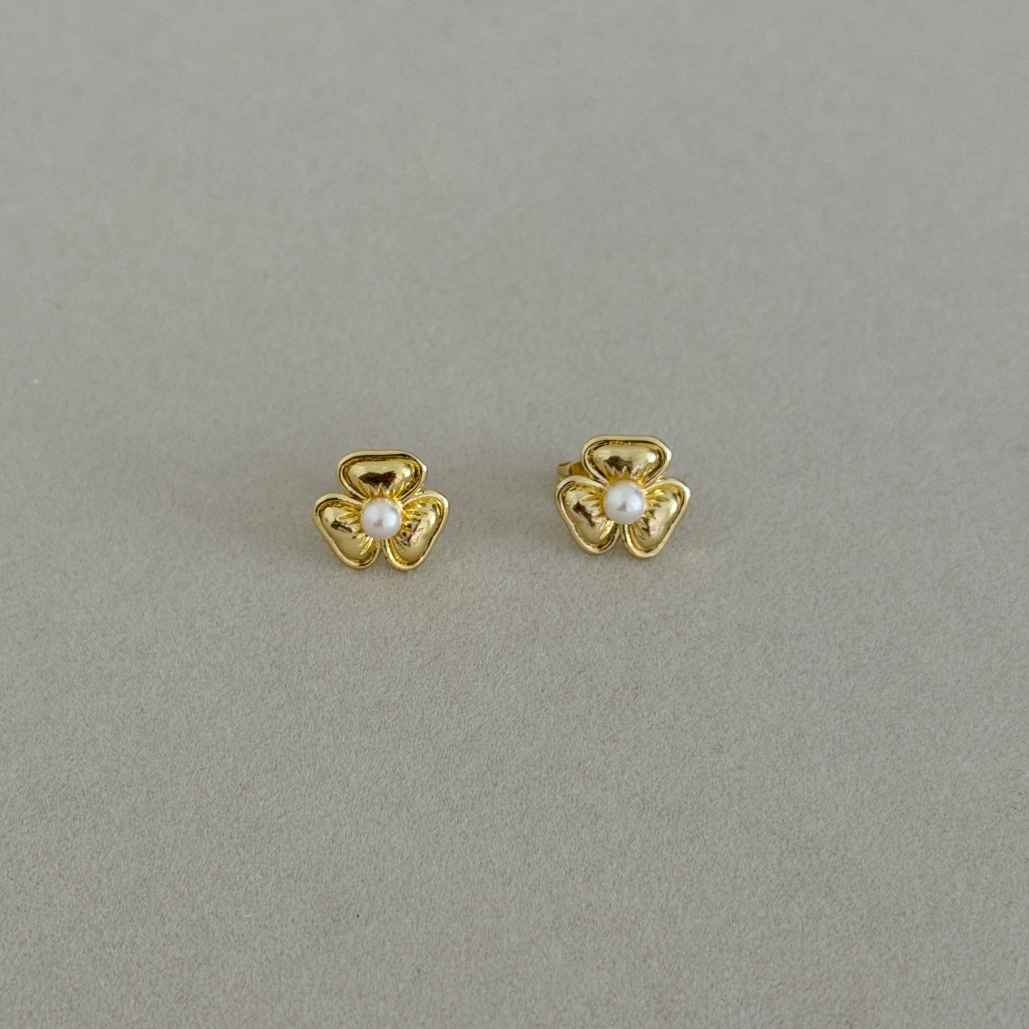Petal Pearl Stud Earrings - Earring | LimaLimón Store - 1