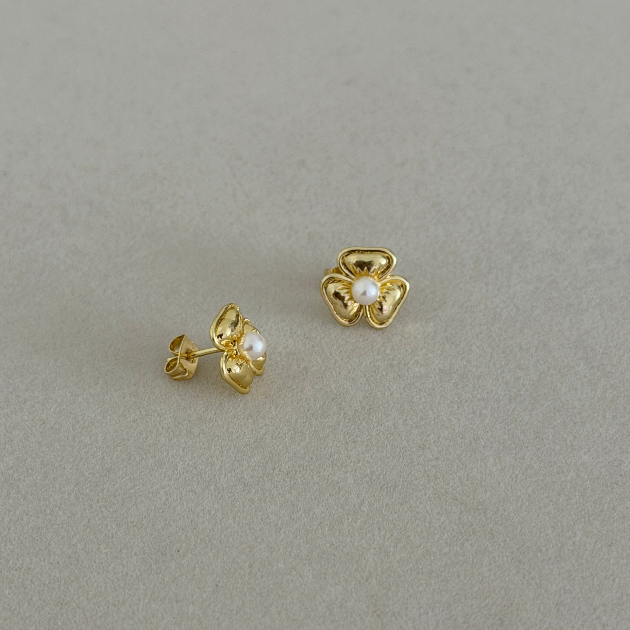 Petal Pearl Stud Earrings - Earring | LimaLimón Store - 3