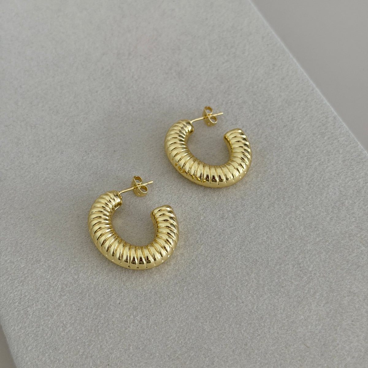 Ribbed Chunky Hoop Earrings - Earring | LimaLimón Store - 1