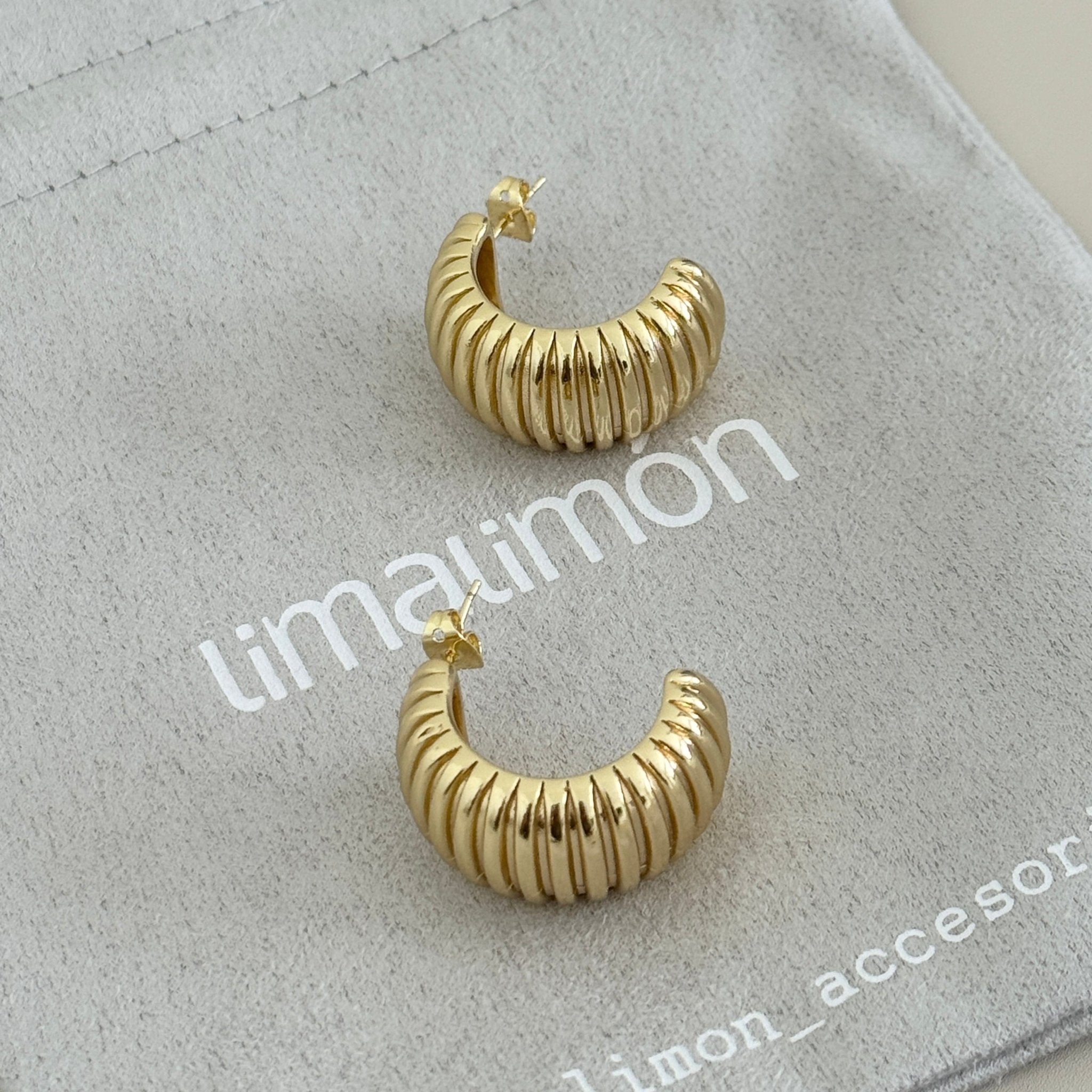 Ribbed Crescent Gold Hoops - Earring | LimaLimón Store - 3