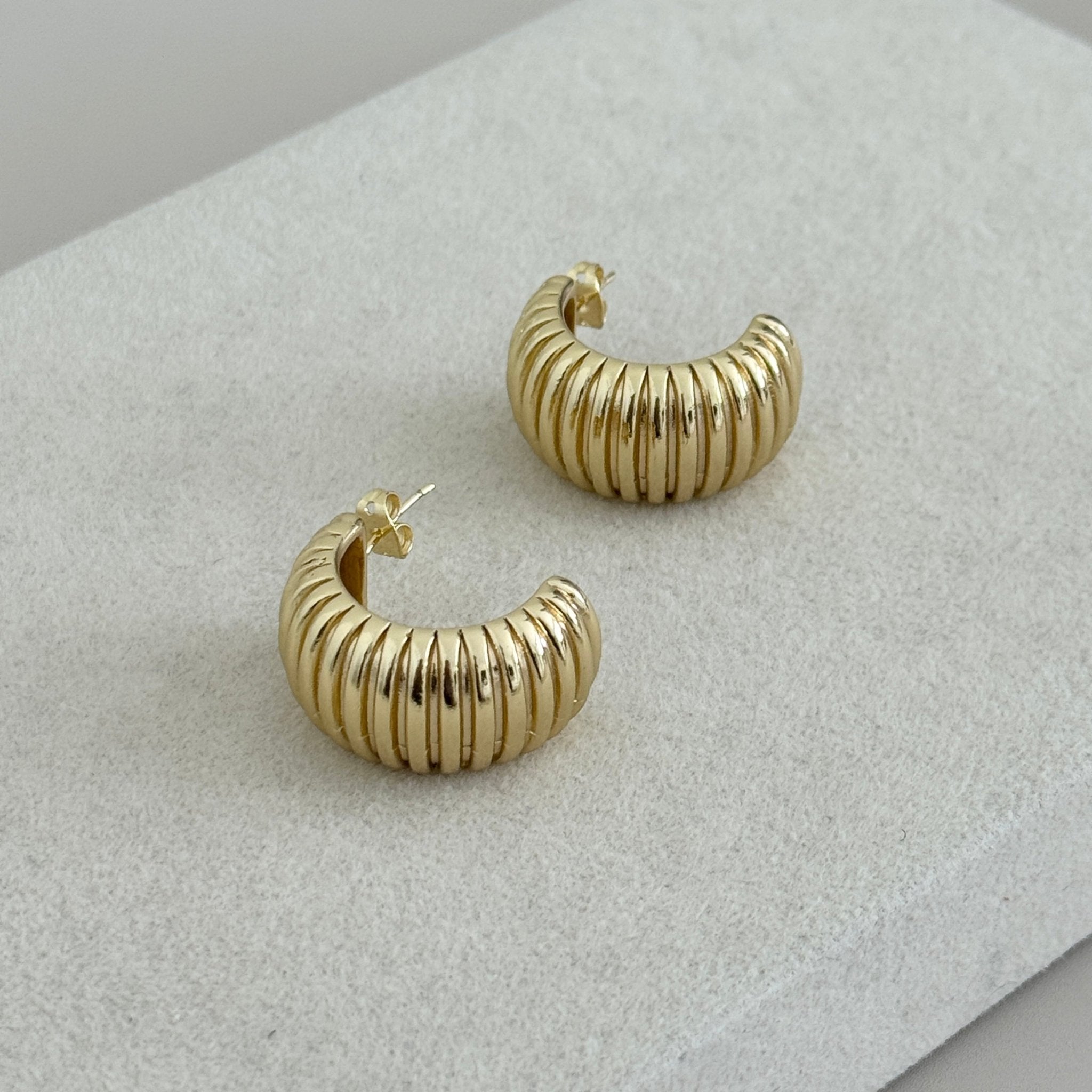 Ribbed Crescent Gold Hoops - Earring | LimaLimón Store - 5