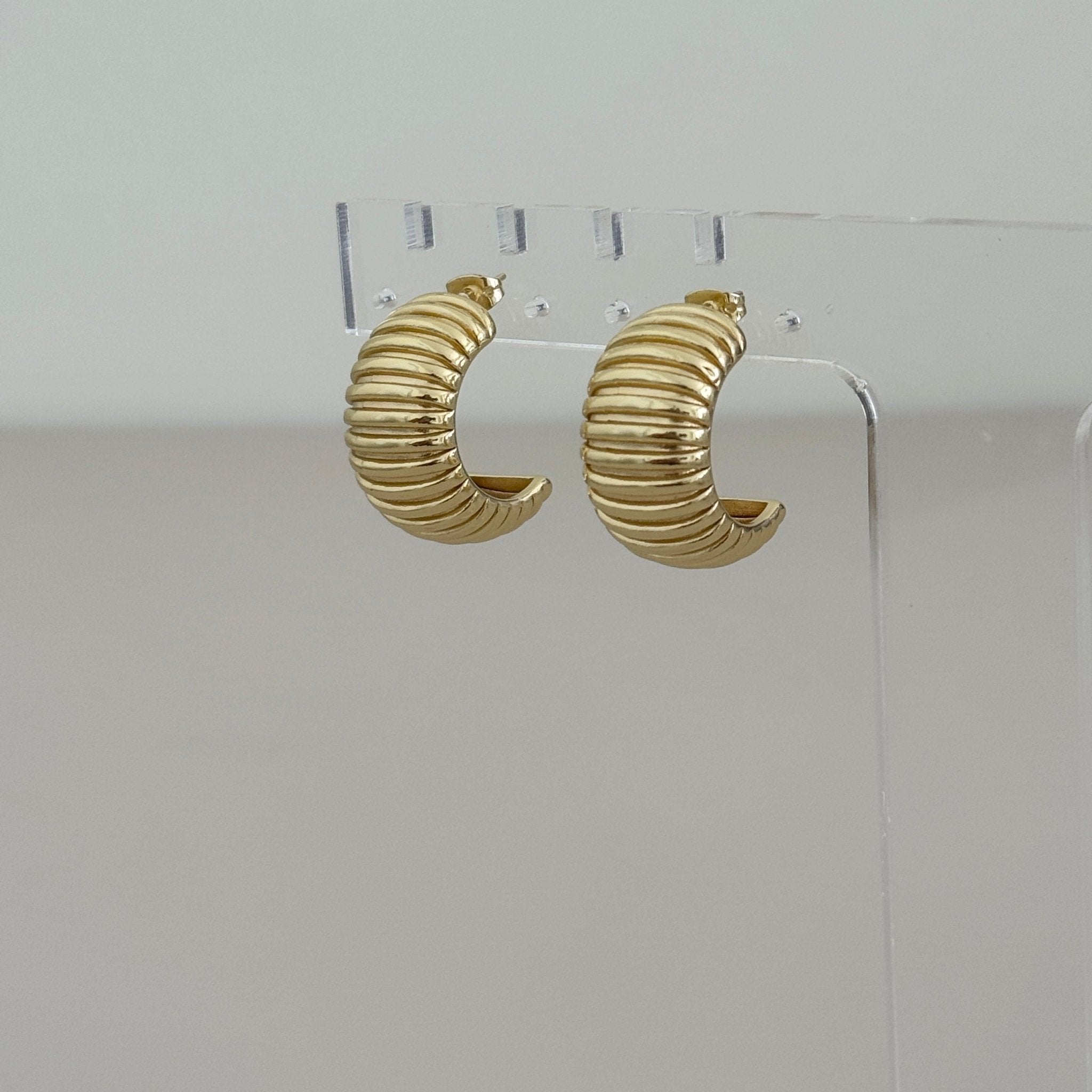 Ribbed Crescent Gold Hoops - Earring | LimaLimón Store - 2