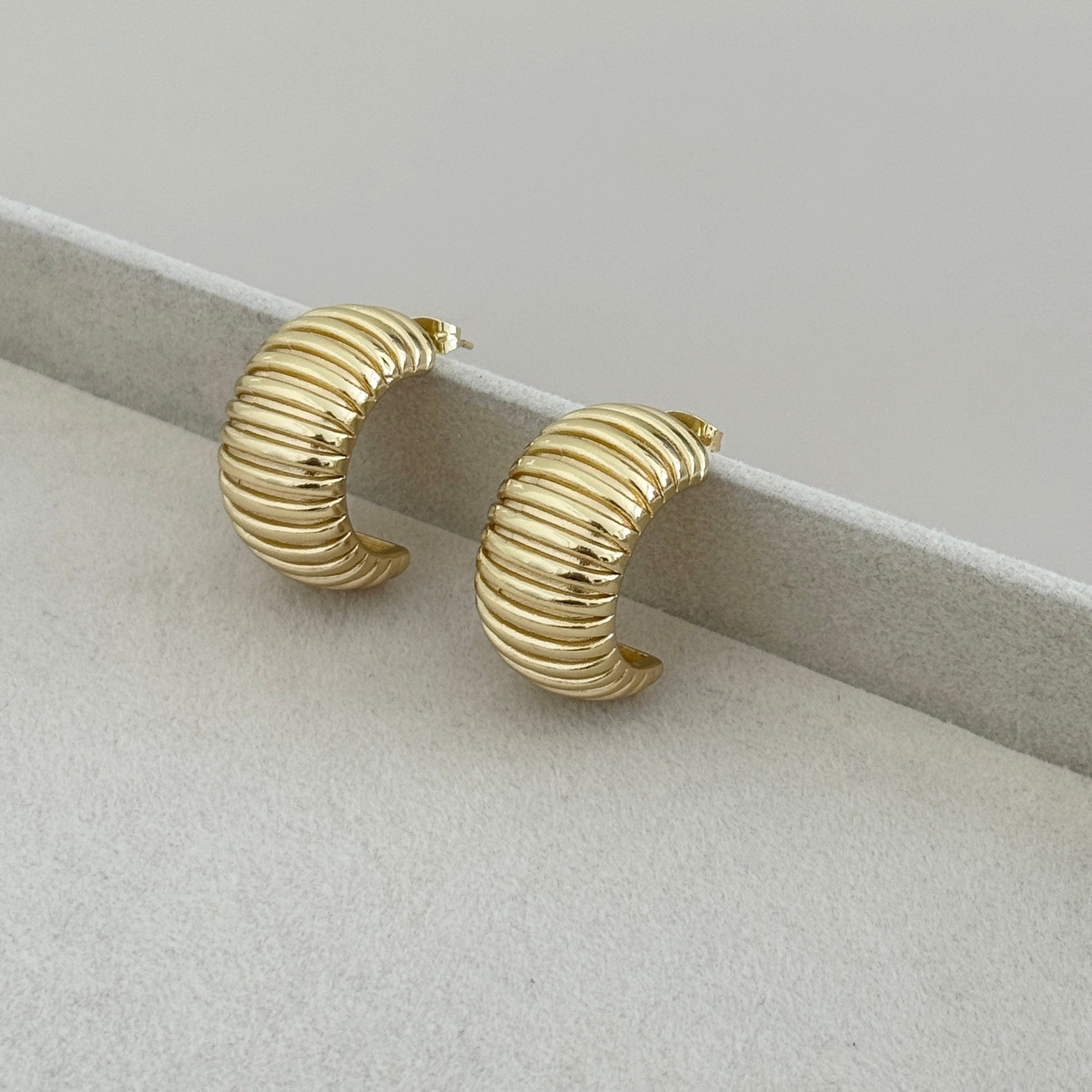 Ribbed Crescent Gold Hoops - Earring | LimaLimón Store - 1