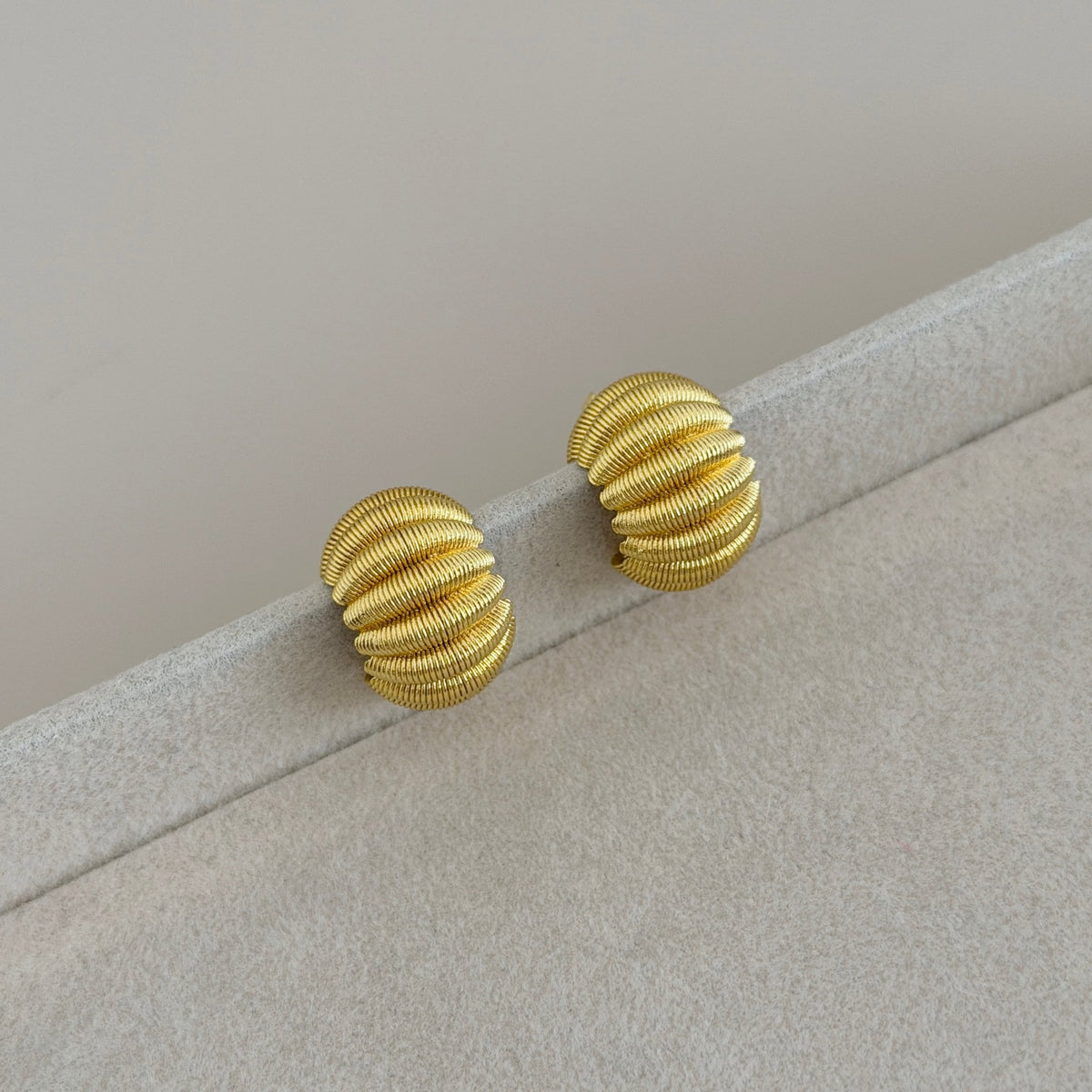 Ribbed Croissant Hoop Earrings - Earring | LimaLimón Store - 1