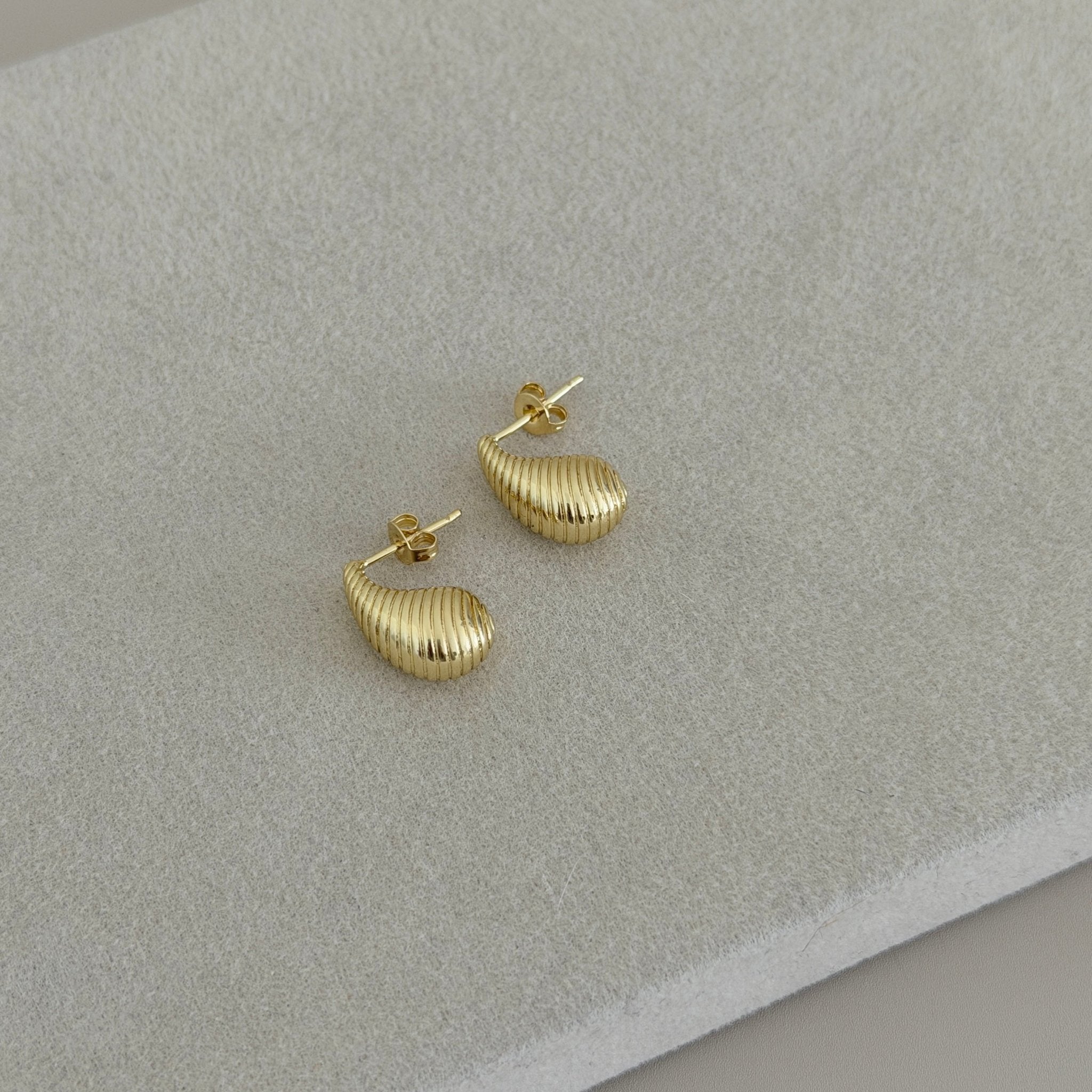 Ribbed Gold Drop Earrings - Earring | LimaLimón Store - 1