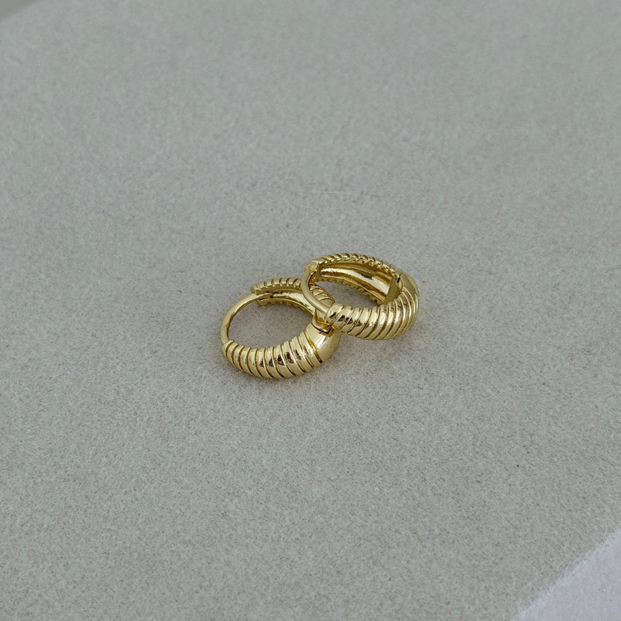 Ribbed Hoop Earrings - Earring | LimaLimón Store - 4
