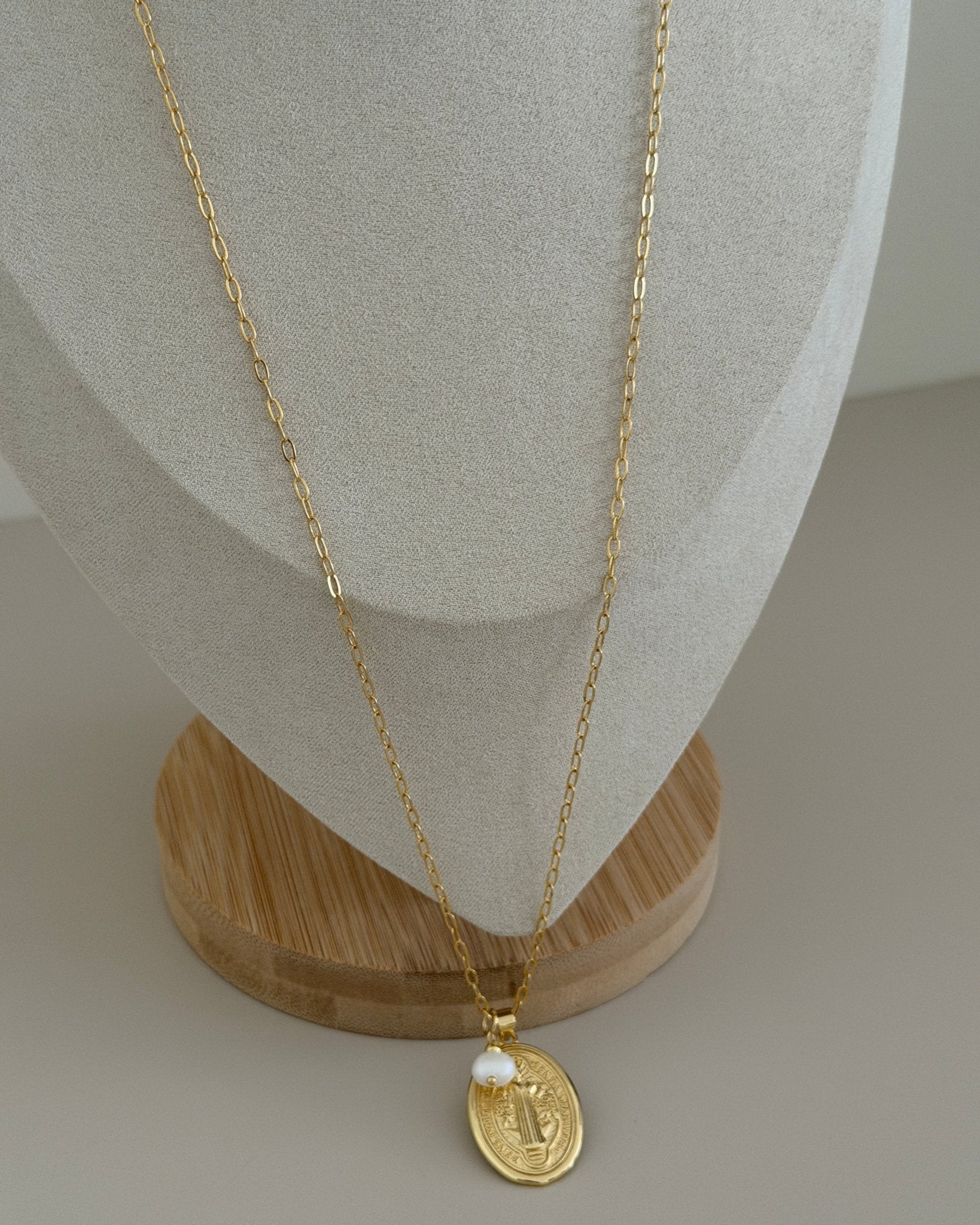 Sacred Grace Medallion Necklace - Necklace | LimaLimón Store - 2