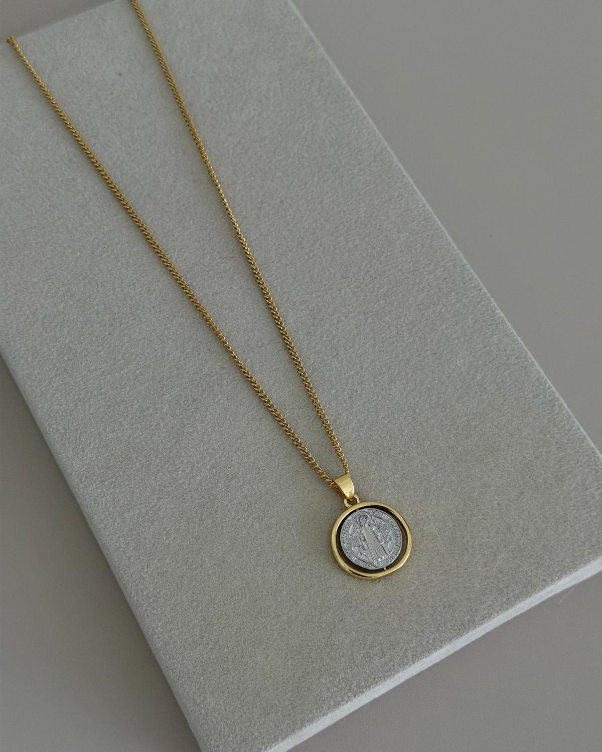 Saint Medallion Gold Necklace - Necklace | LimaLimón Store - 3