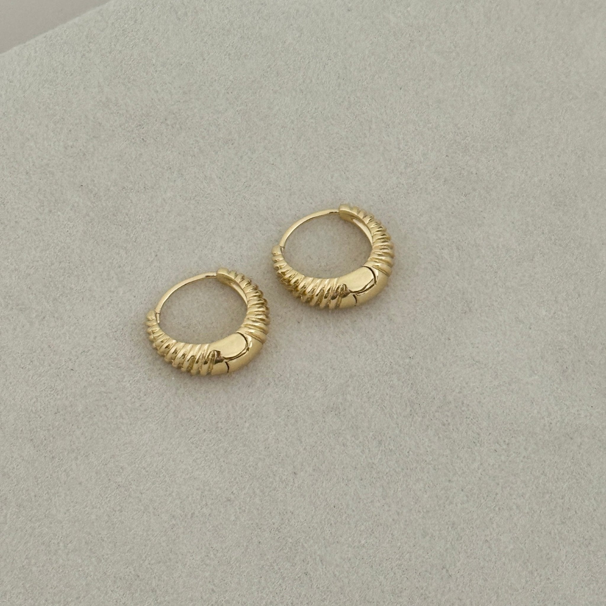 Sculpted Twist Hoops - Earring | LimaLimón Store - 4