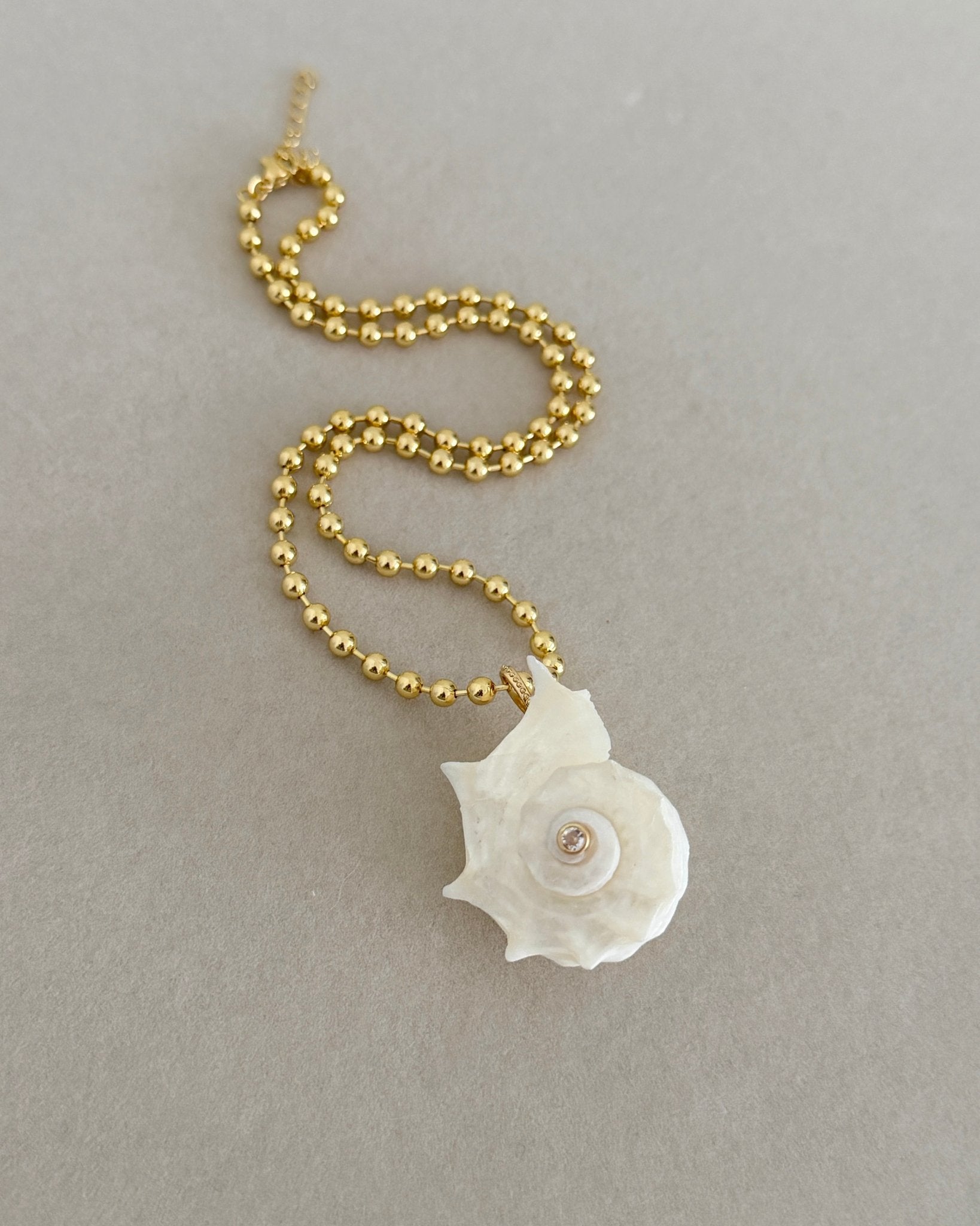 Seashell Pearl Necklace - Necklaces | LimaLimón Store - 4