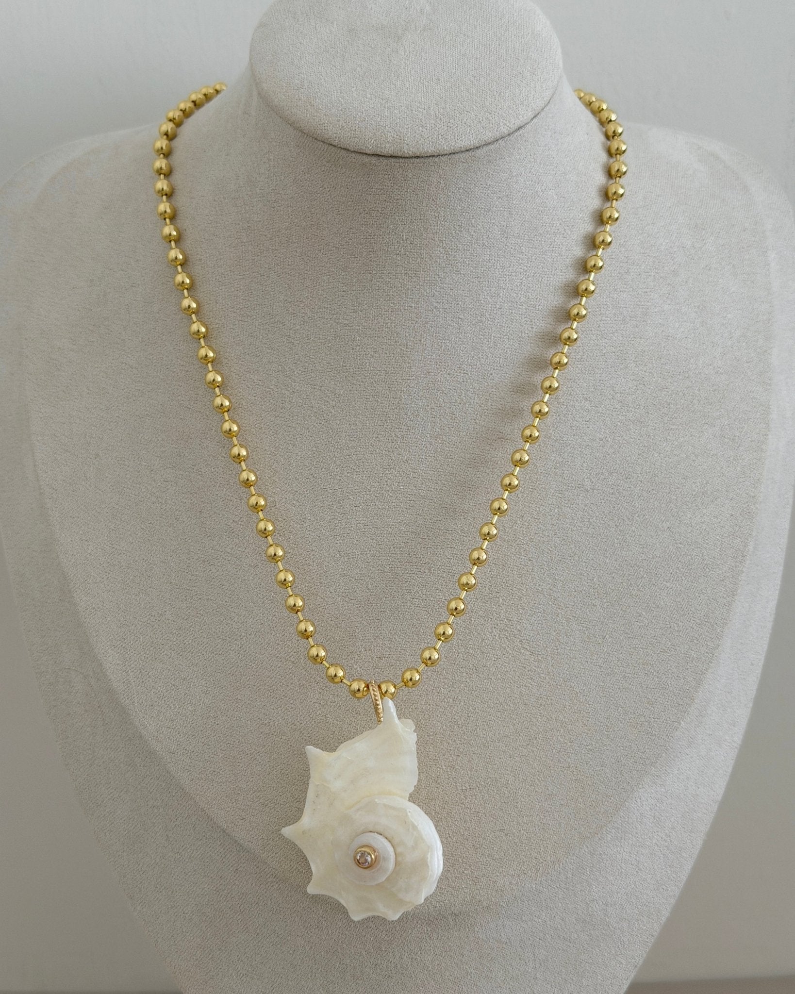 Seashell Pearl Necklace - Necklaces | LimaLimón Store - 1
